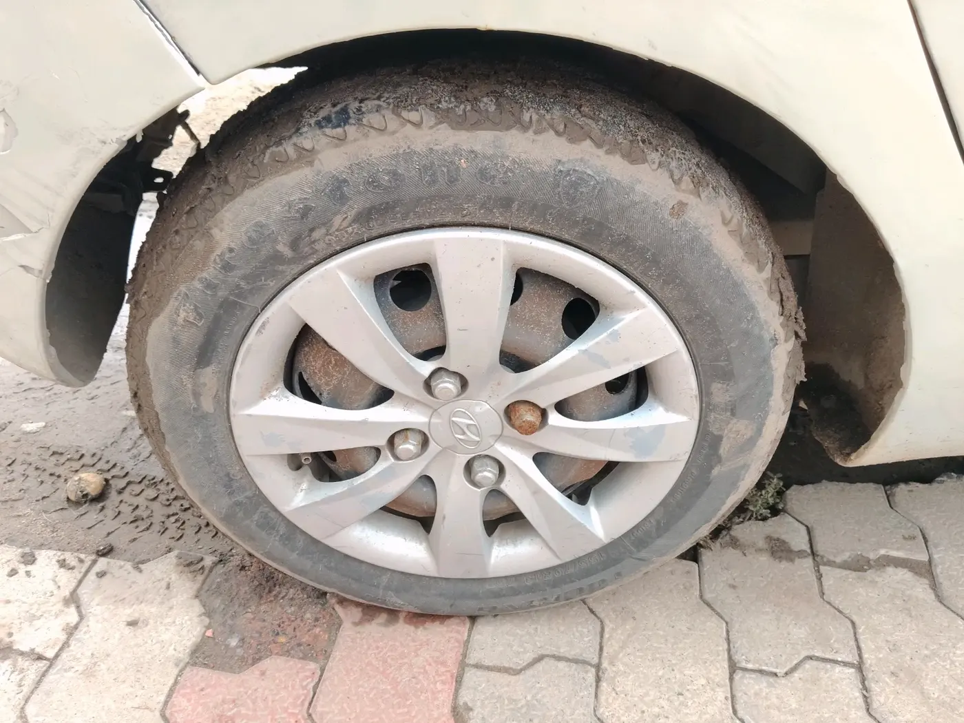 2011 Hyundai Eon SPORTZ, CNG, Manual, 1,43,675 km, tyre