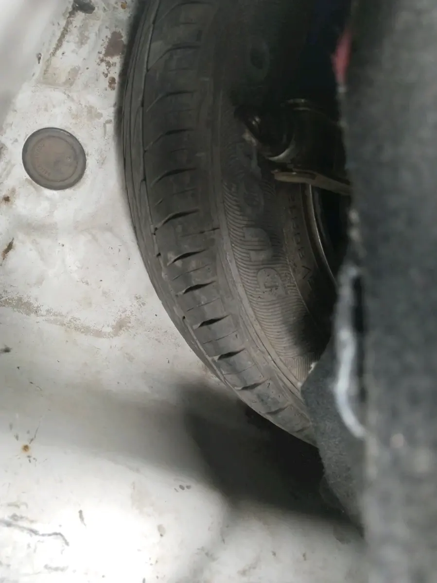 2014 Hyundai Eon ERA +, CNG, Manual, 1,47,424 km, tyre