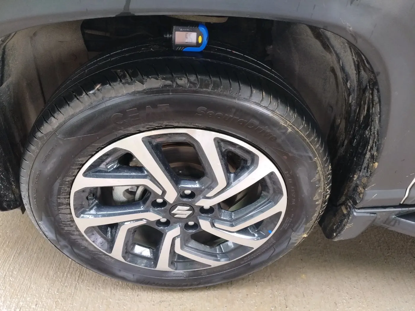 2025 Maruti Victoris Lxi 1.5 MT, Petrol, Automatic, 9,124 km, tyre
