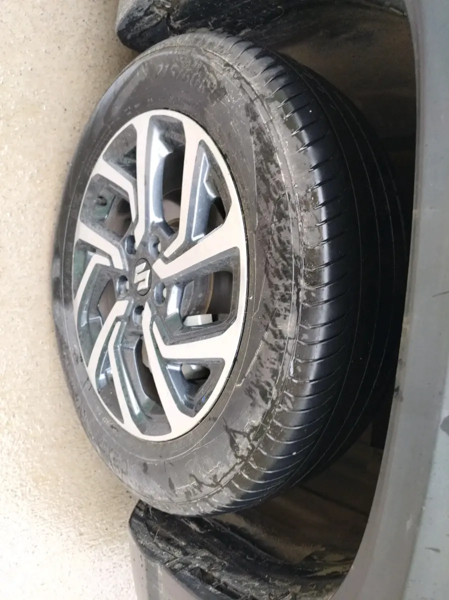 2025 Maruti Victoris Lxi 1.5 MT, Petrol, Automatic, 9,124 km, tyre
