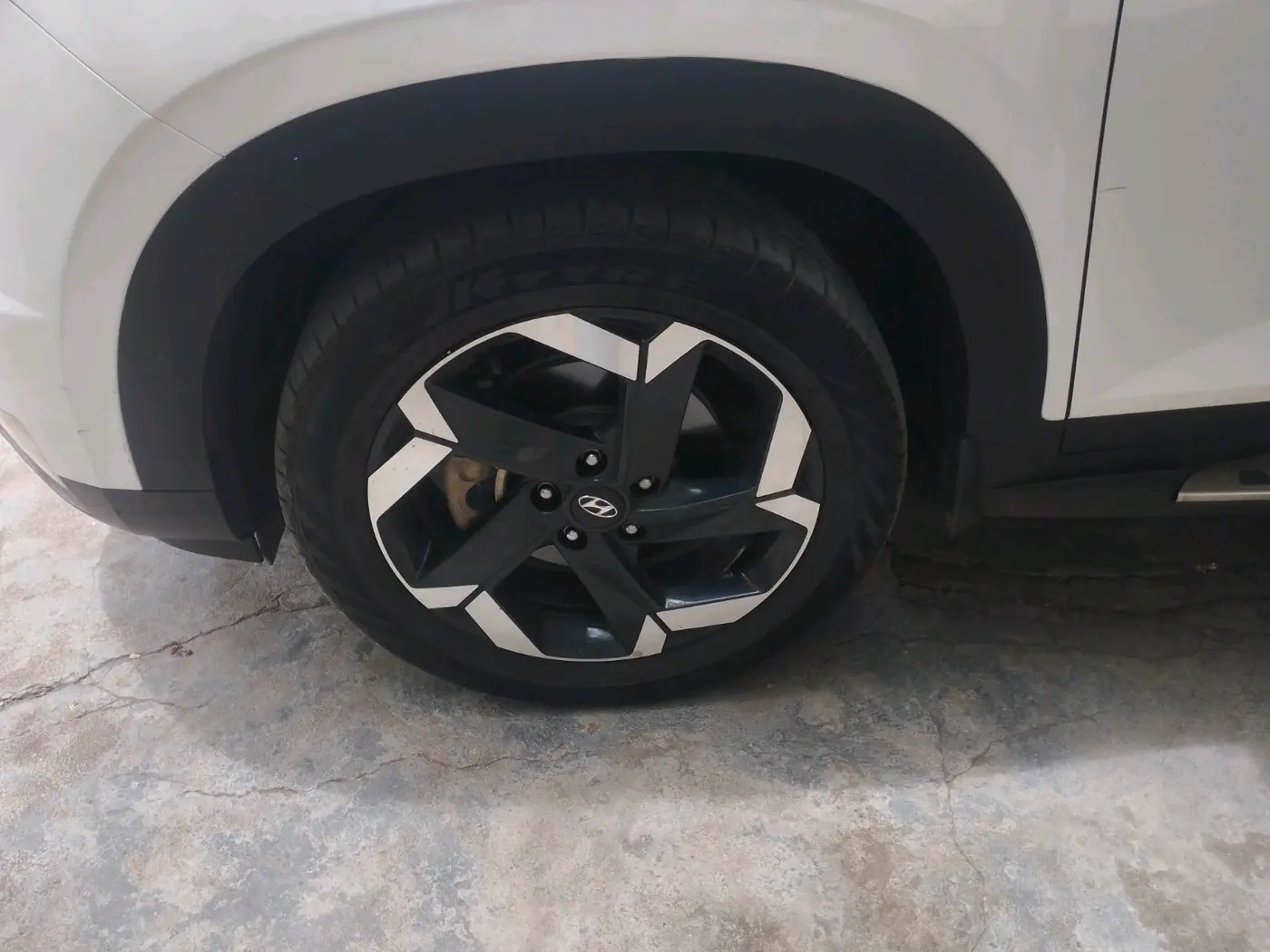 2024 Hyundai ALCAZAR  SIGNATURE (O) DCT 1.5 PETROL 7STR, Petrol, Automatic, 28,341 km, tyre