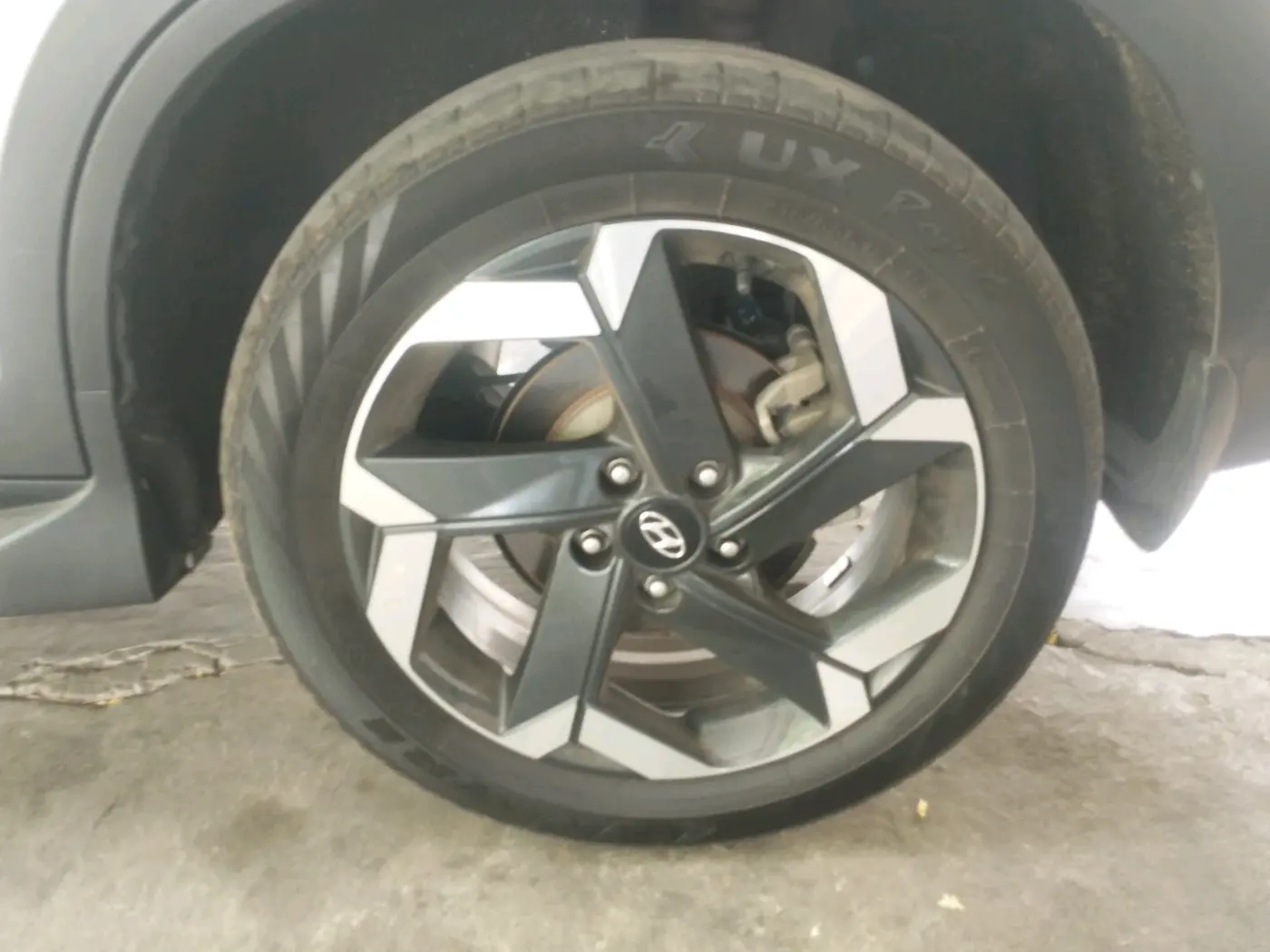 2024 Hyundai ALCAZAR  SIGNATURE (O) DCT 1.5 PETROL 7STR, Petrol, Automatic, 28,341 km, tyre