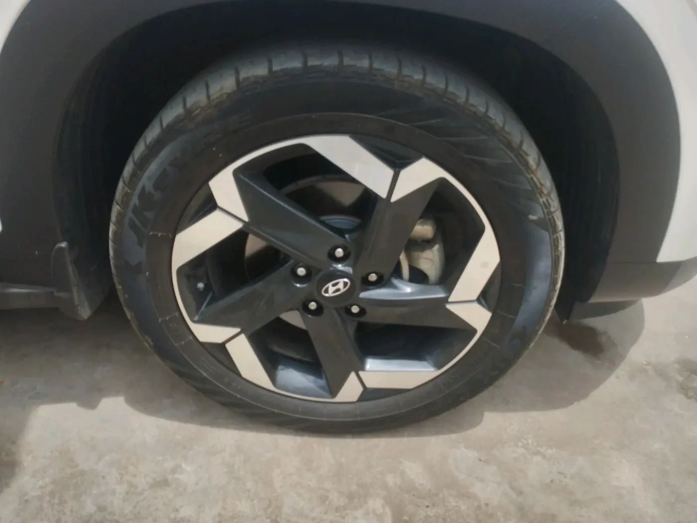 2024 Hyundai ALCAZAR  SIGNATURE (O) DCT 1.5 PETROL 7STR, Petrol, Automatic, 28,341 km, tyre
