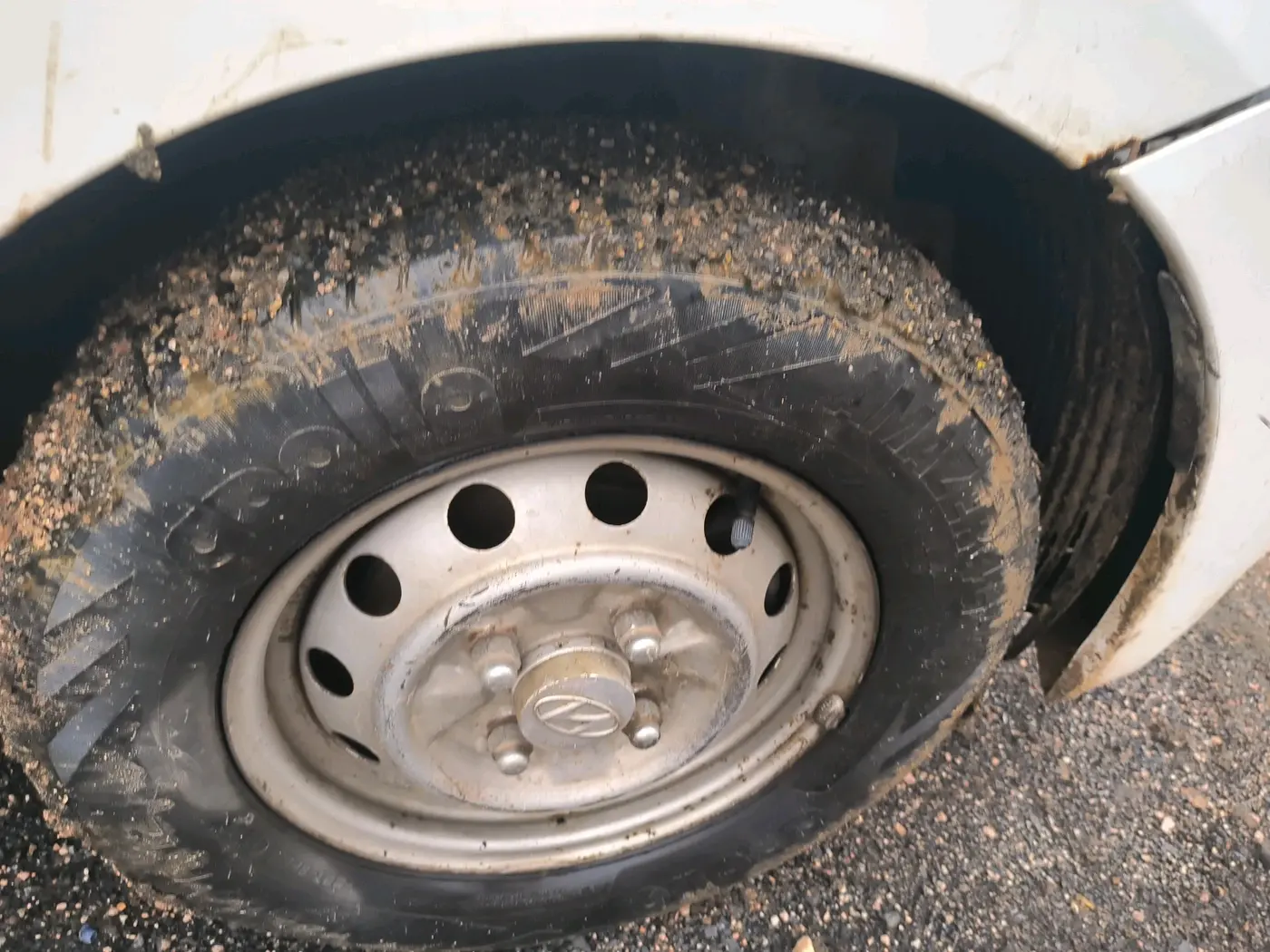 2012 Hyundai Eon D-LITE, CNG, Manual, 2,27,082 km, tyre