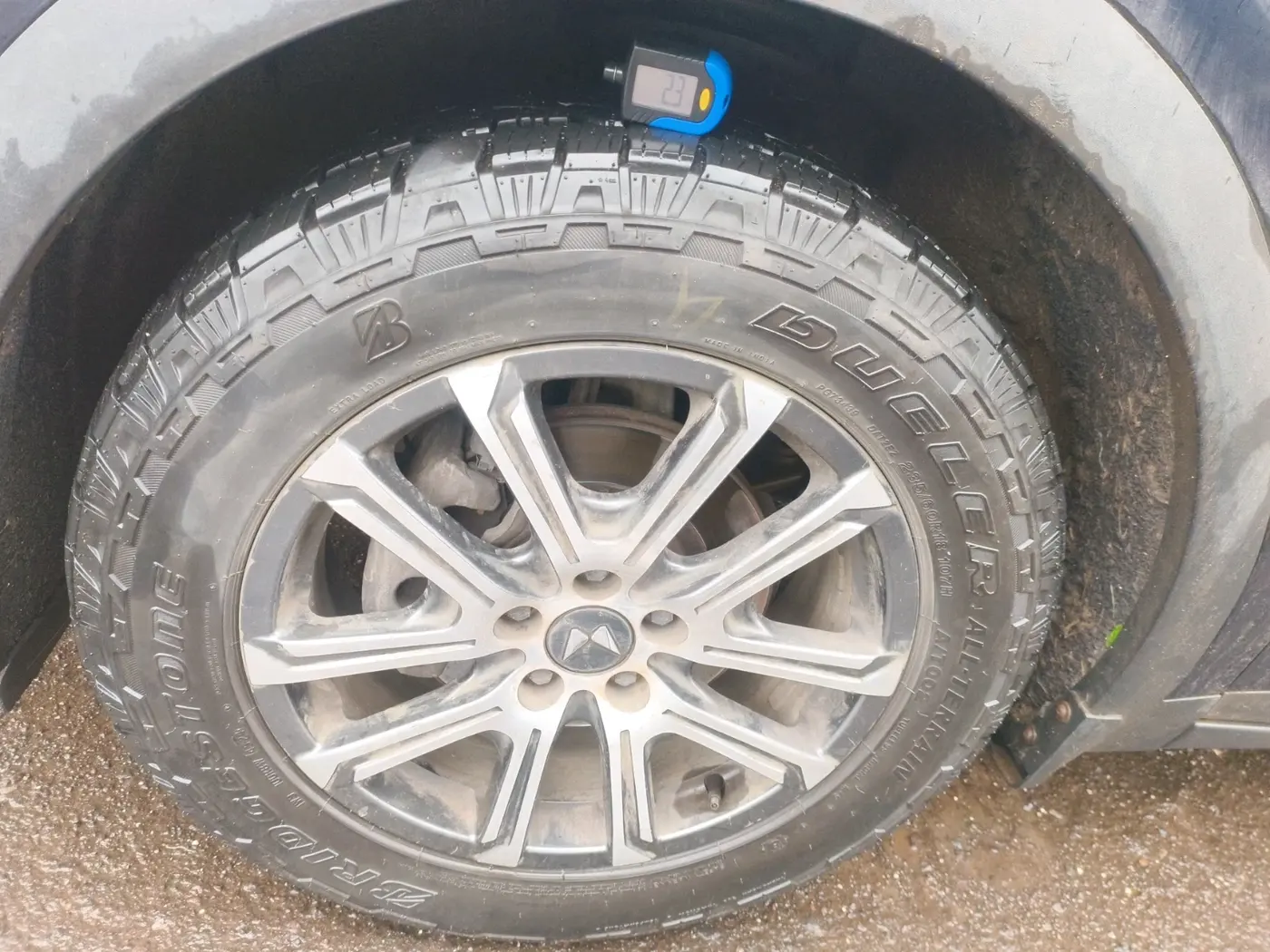 2022 Mahindra XUV700 AX 7 LUXURY D AT 7 STR, Diesel, Automatic, 1,08,837 km, tyre