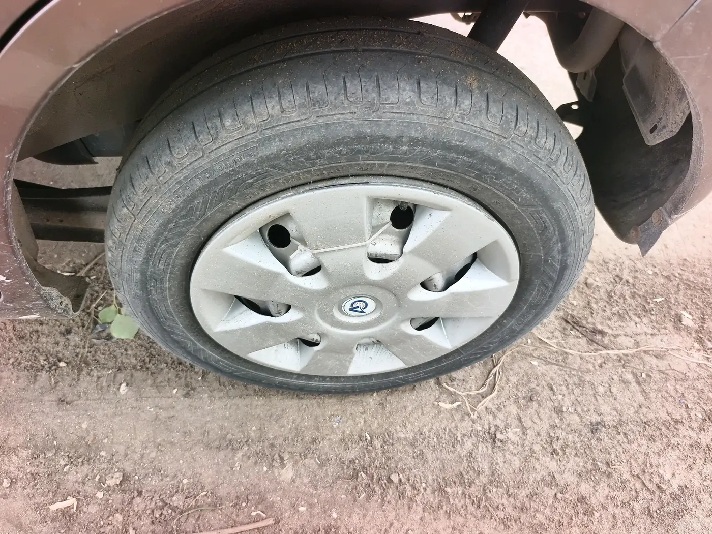 2012 Maruti Wagon R 1.0 LXI LPG, Petrol, Manual, 1,03,085 km, tyre