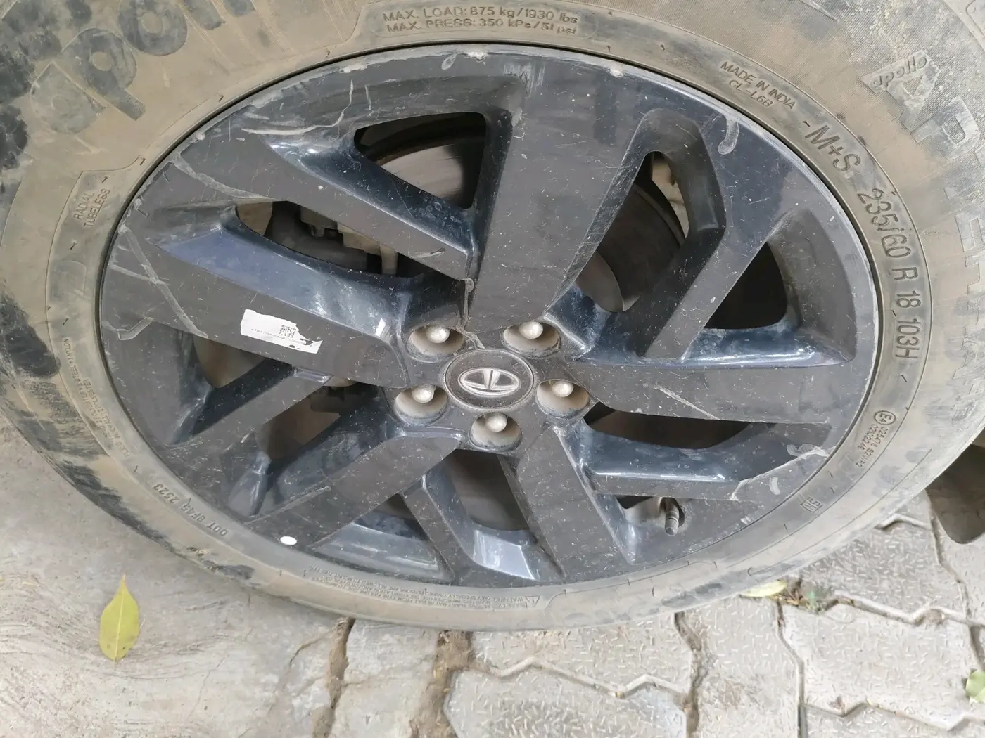 2023 Tata Safari XT PLUS DARK EDITION, Diesel, Manual, 42,888 km, tyre