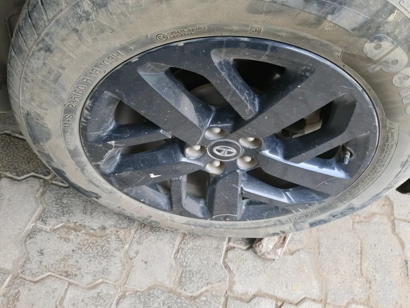 2023 Tata Safari XT PLUS DARK EDITION, Diesel, Manual, 42,888 km, tyre