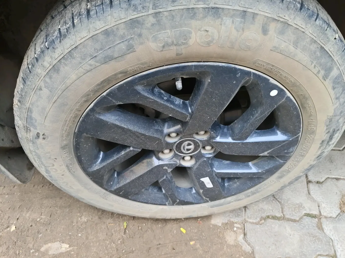 2023 Tata Safari XT PLUS DARK EDITION, Diesel, Manual, 42,888 km, tyre