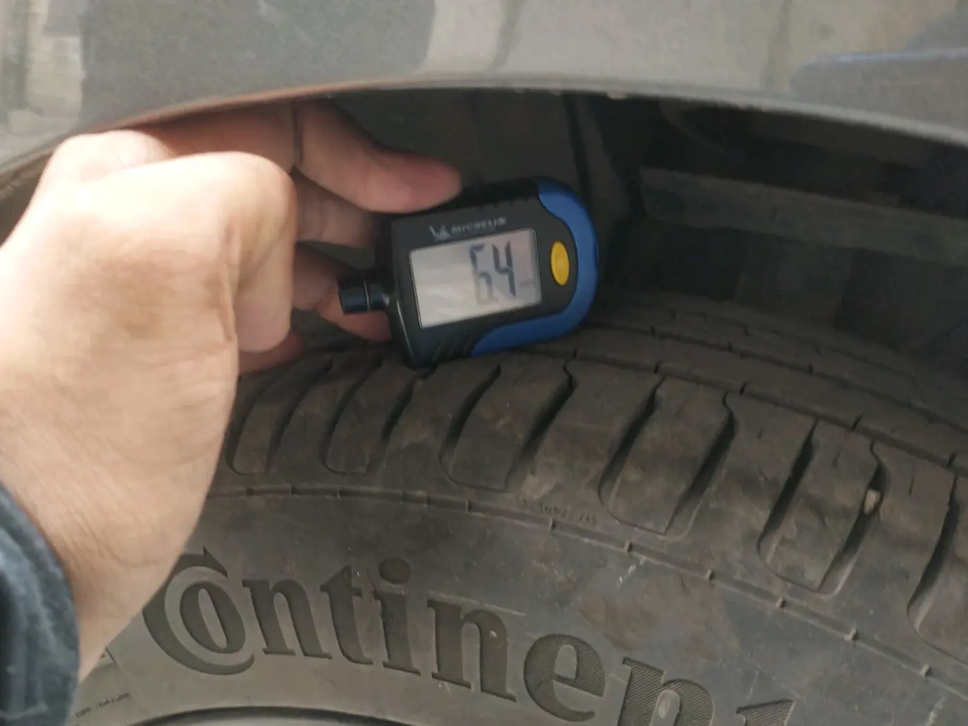 2023 Tata ALTROZ XZA, Petrol, Automatic, 1,06,862 km, tyre