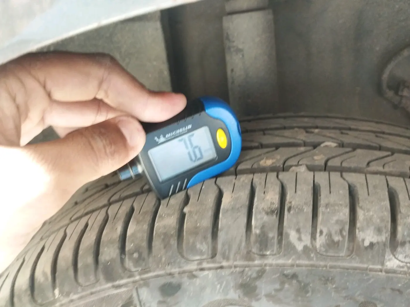 2023 Tata ALTROZ XZA, Petrol, Automatic, 1,06,862 km, tyre