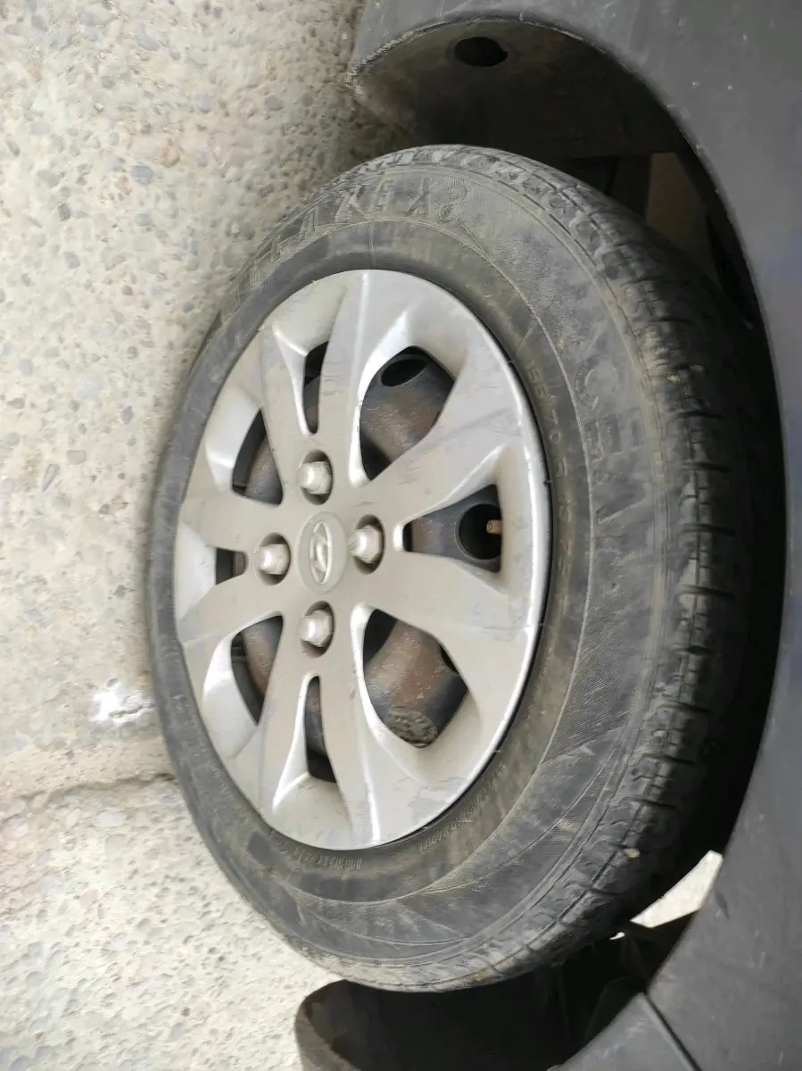 2015 Hyundai Eon MAGNA +, Petrol, Manual, 1,25,226 km, tyre
