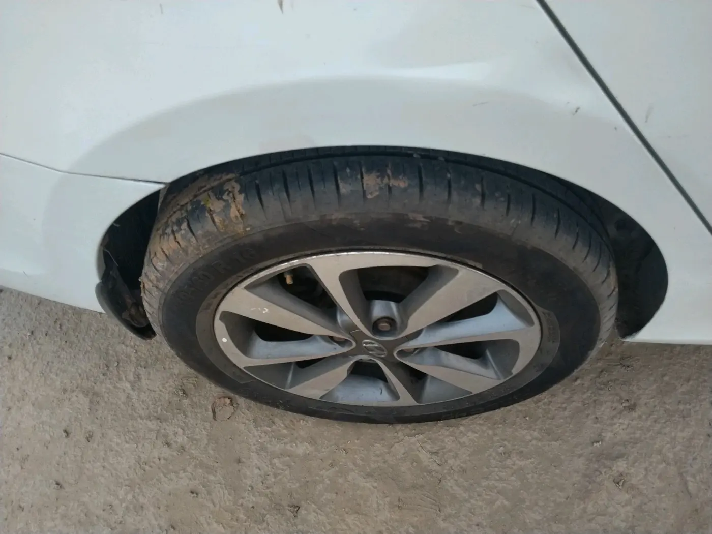 2012 Hyundai Verna FLUIDIC 1.4 CRDI EX, Diesel, Manual, 1,29,795 km, tyre