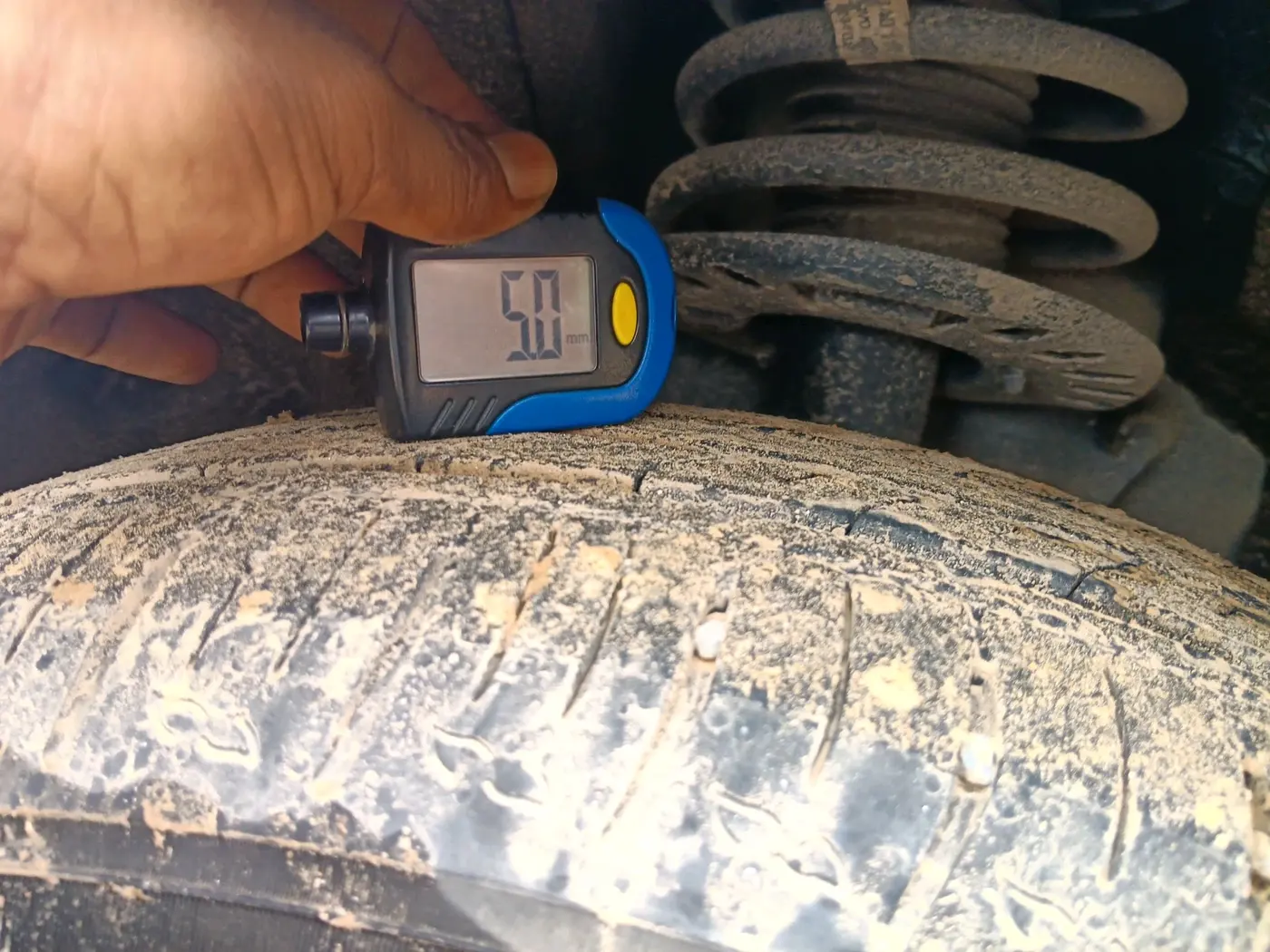 2022 Mahindra XUV700 AX 5 P AT 5 STR, Petrol, Automatic, 52,211 km, tyre