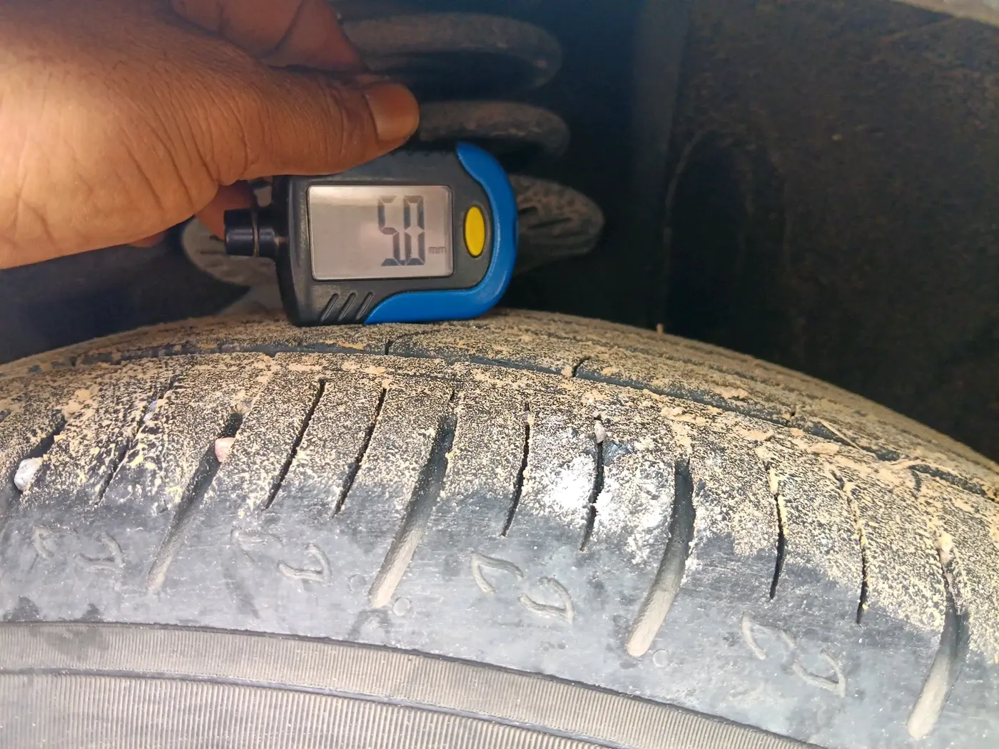 2022 Mahindra XUV700 AX 5 P AT 5 STR, Petrol, Automatic, 52,211 km, tyre