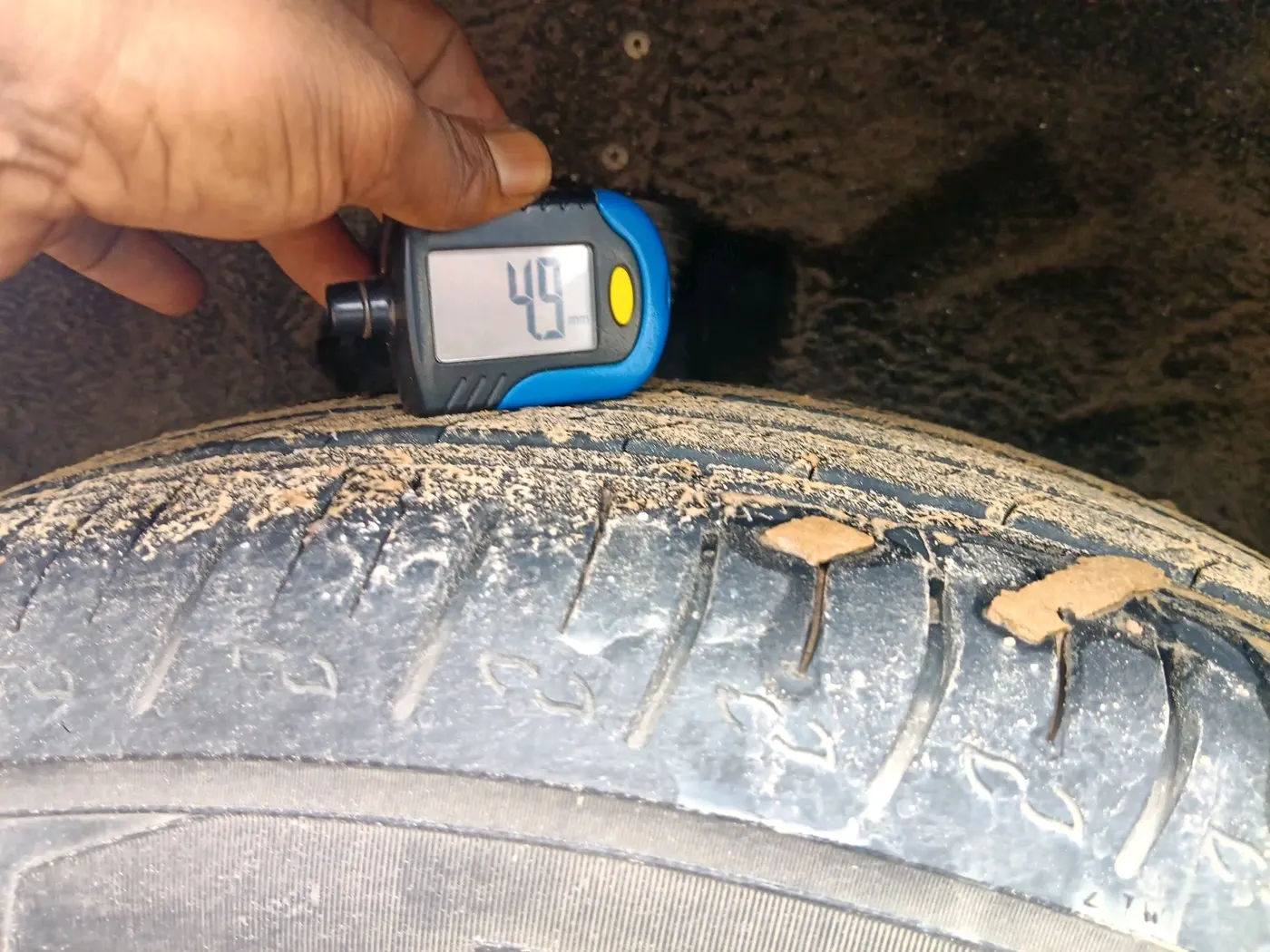 2022 Mahindra XUV700 AX 5 P AT 5 STR, Petrol, Automatic, 52,211 km, tyre