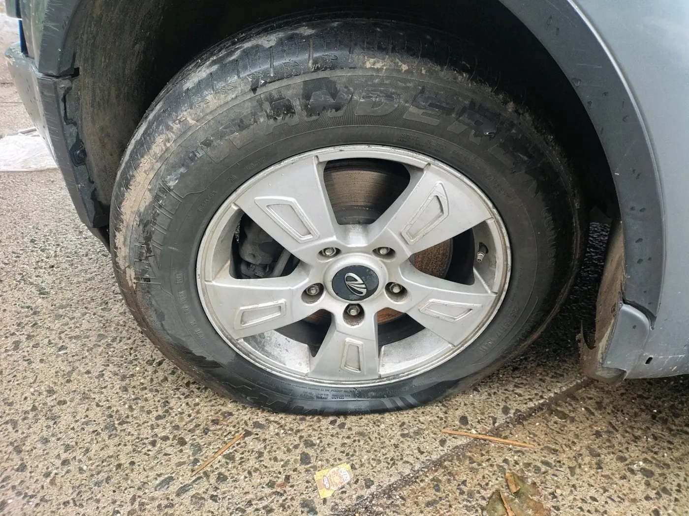 2012 Mahindra XUV500 W8, Diesel, Manual, 2,13,436 km, tyre