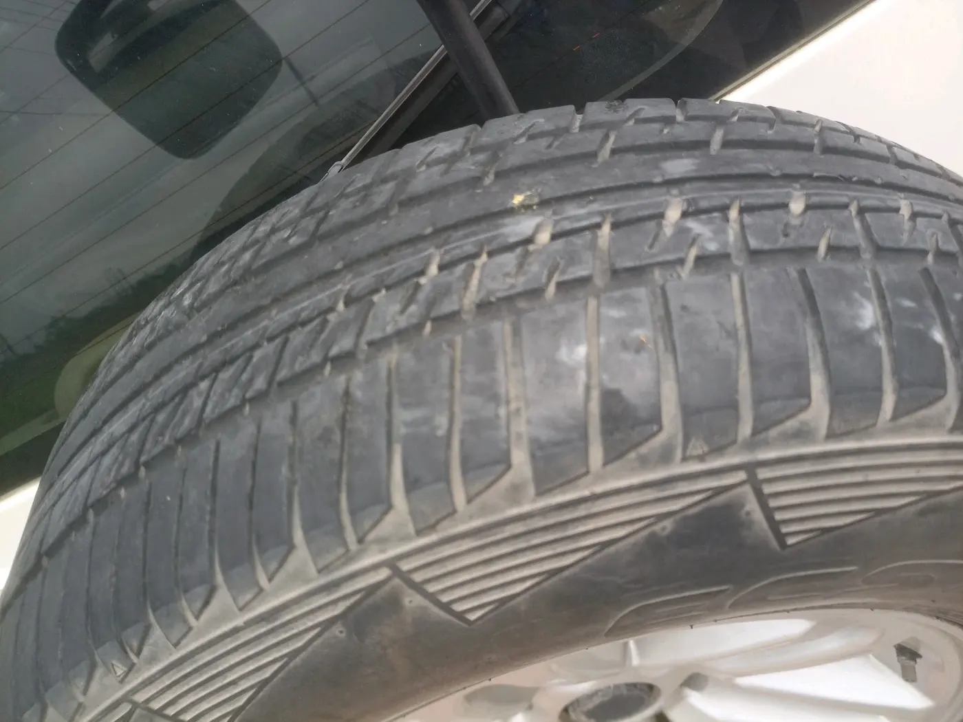 2011 Ford Endeavour 3.0L 4X4 AT, Diesel, Automatic, 1,10,524 km, tyre