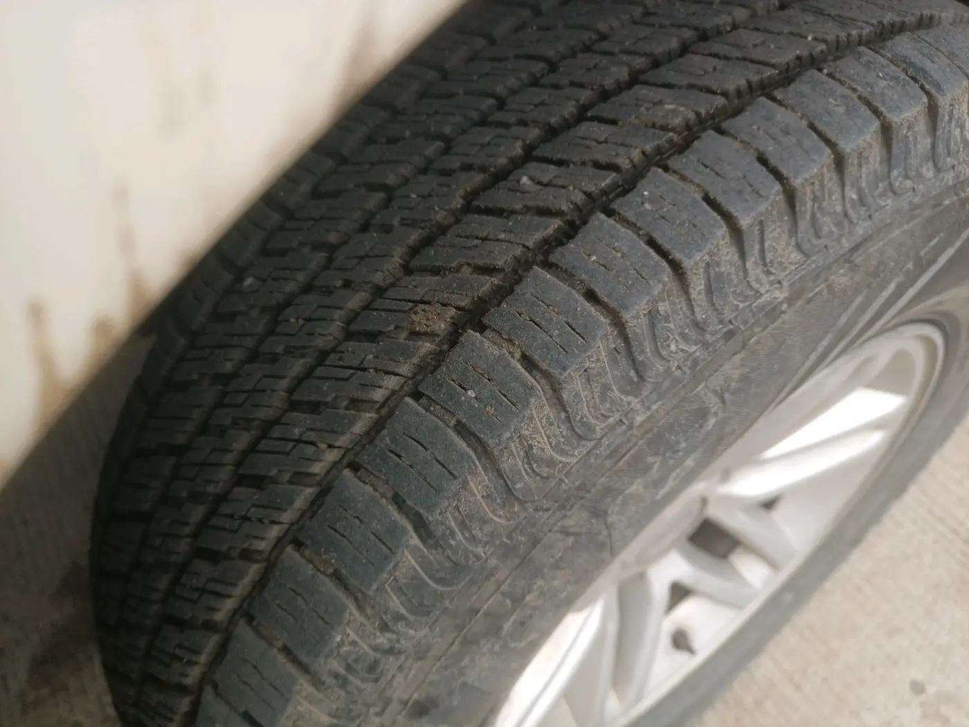 2011 Ford Endeavour 3.0L 4X4 AT, Diesel, Automatic, 1,10,524 km, tyre