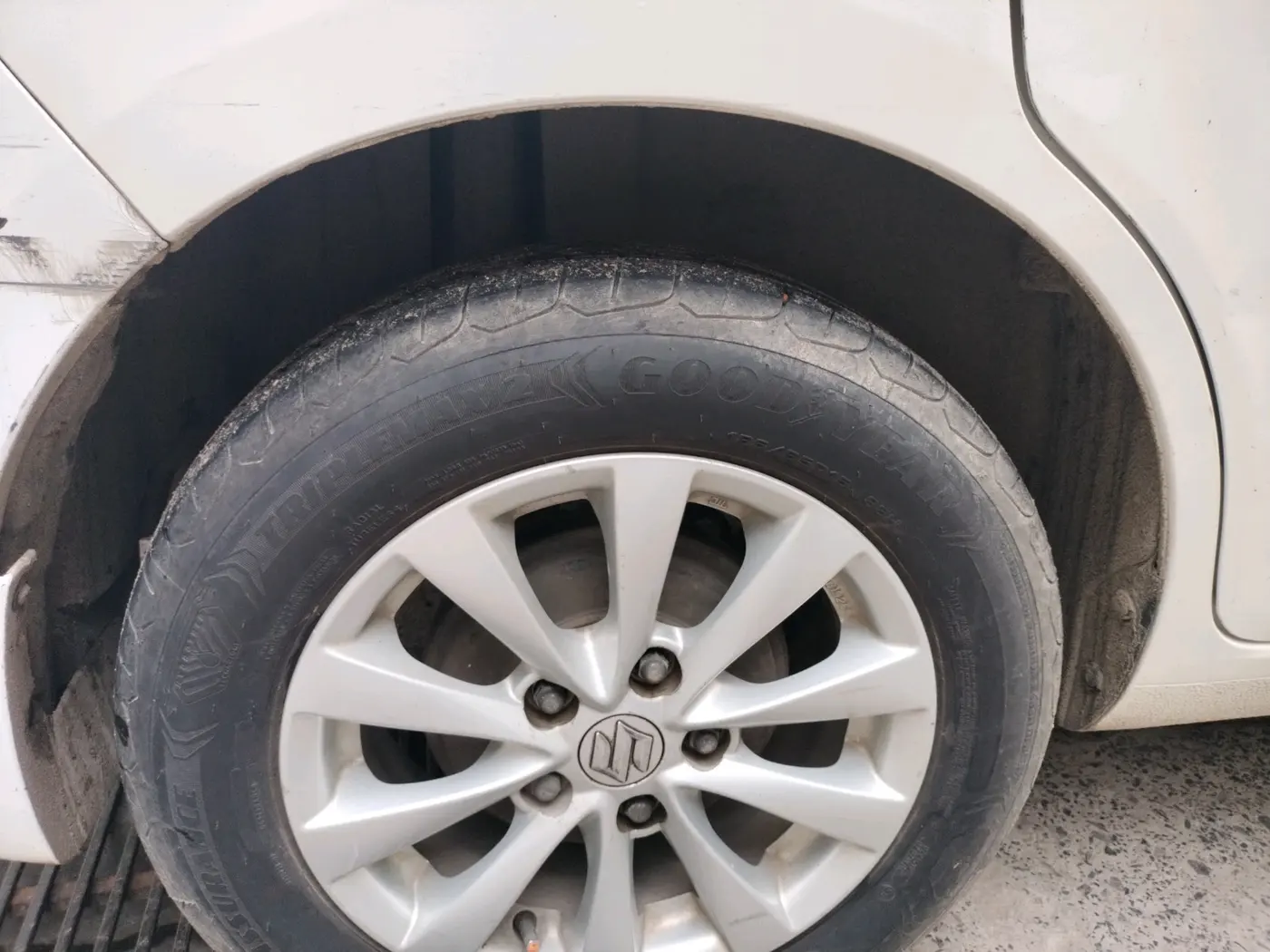 2014 Maruti Ertiga VXI CNG, CNG, Manual, 1,12,119 km, tyre