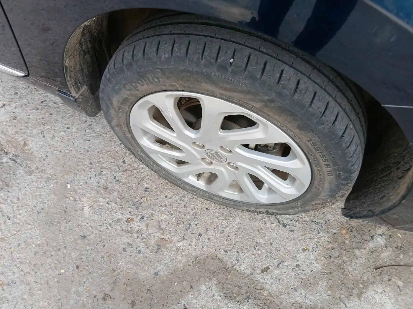 2023 Maruti Baleno ZETA 1.2 AGS, Petrol, Automatic, 42,994 km, tyre