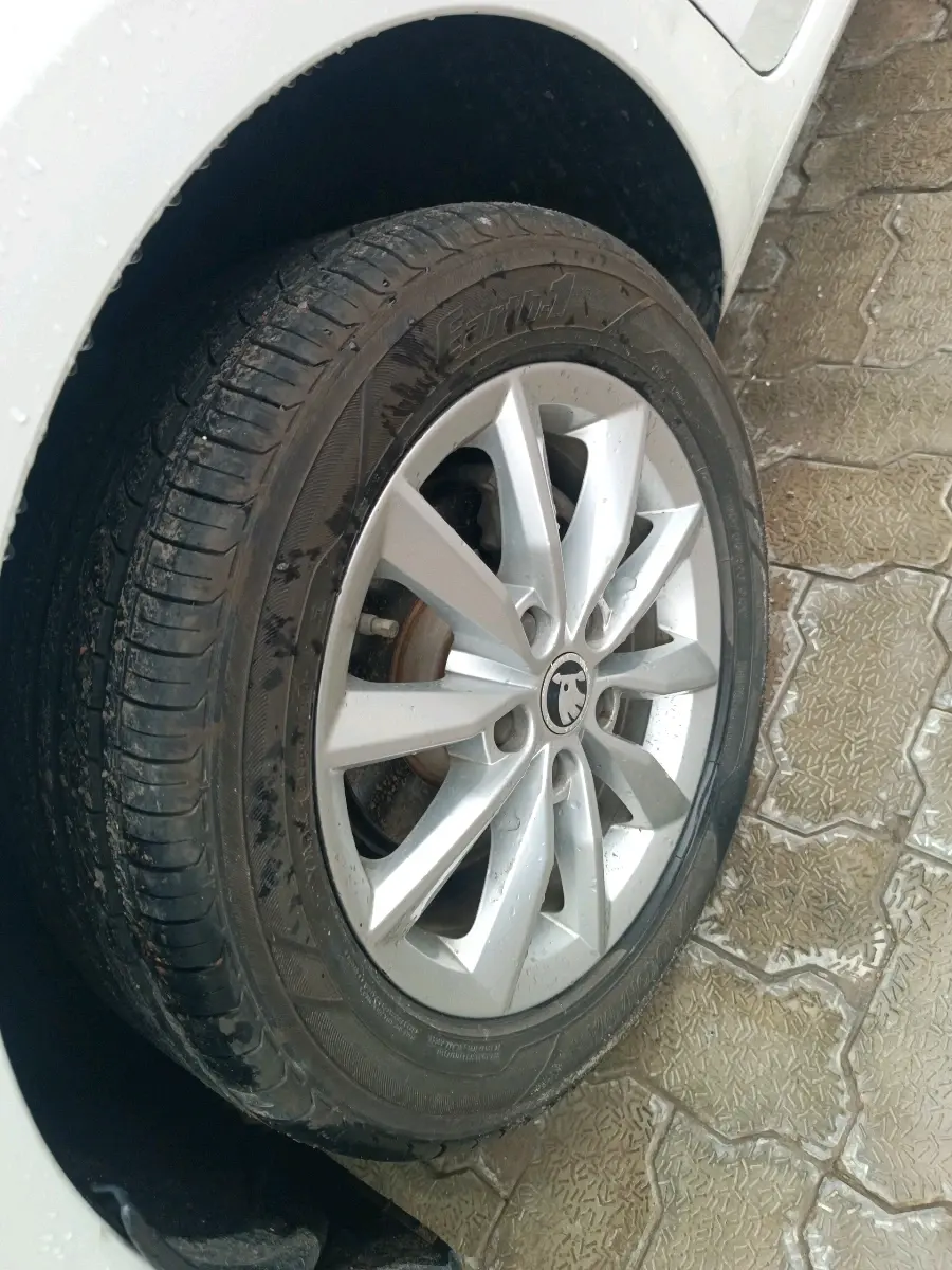 2015 Skoda Octavia ELEGANCE 1.8 TSI AT, Petrol, Automatic, 49,532 km, tyre