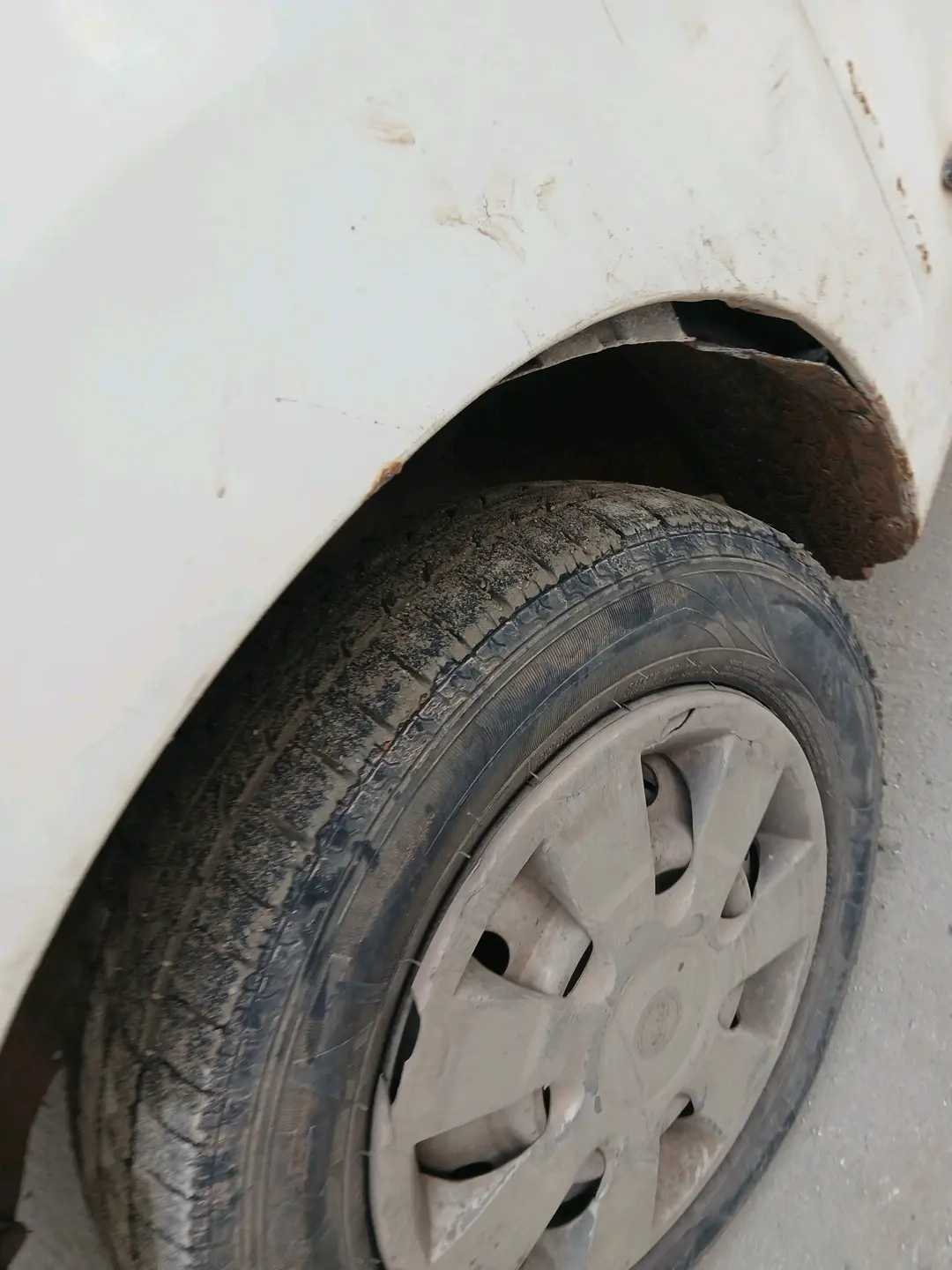 2013 Maruti Wagon R 1.0 LXI CNG, CNG, Manual, 1,00,285 km, tyre
