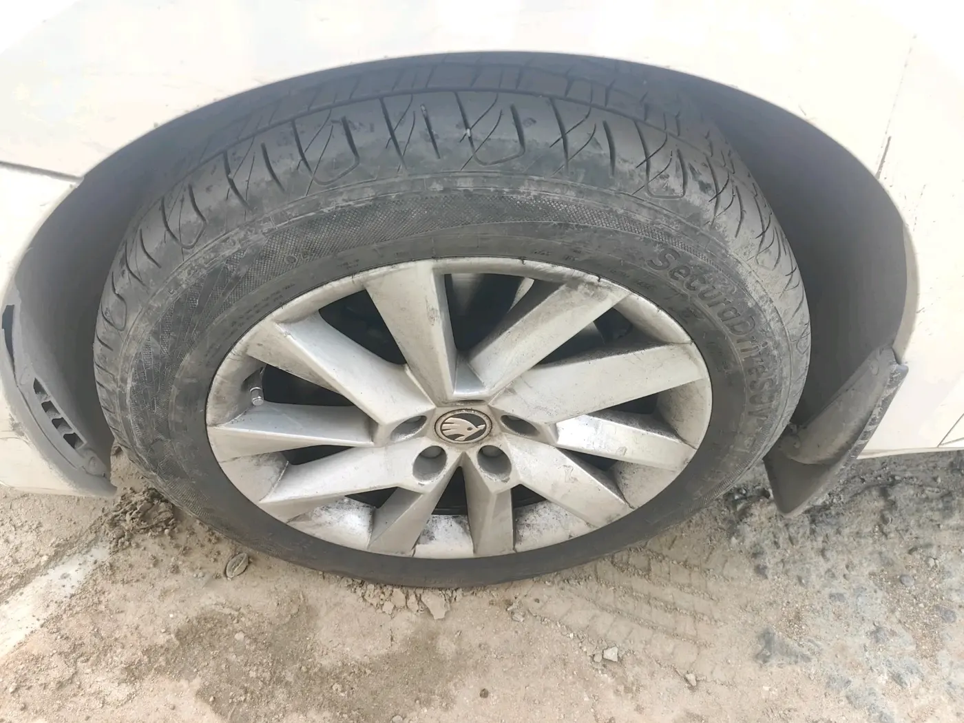 2017 Skoda Superb L&K 2.0 TDI AT, Diesel, Automatic, 1,34,803 km, tyre
