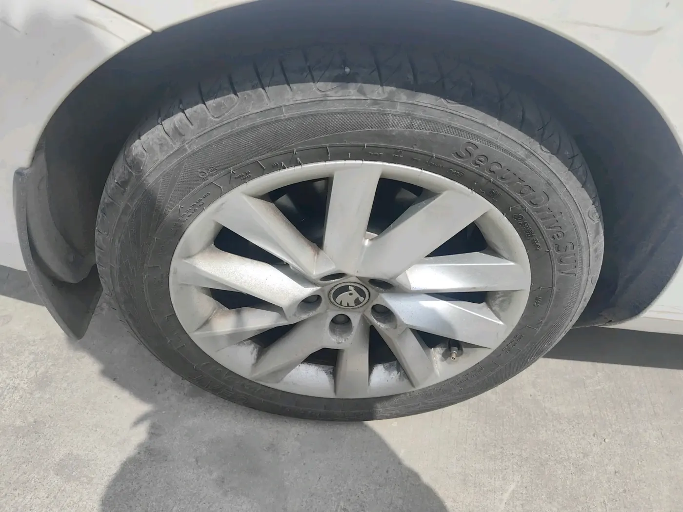 2017 Skoda Superb L&K 2.0 TDI AT, Diesel, Automatic, 1,34,803 km, tyre