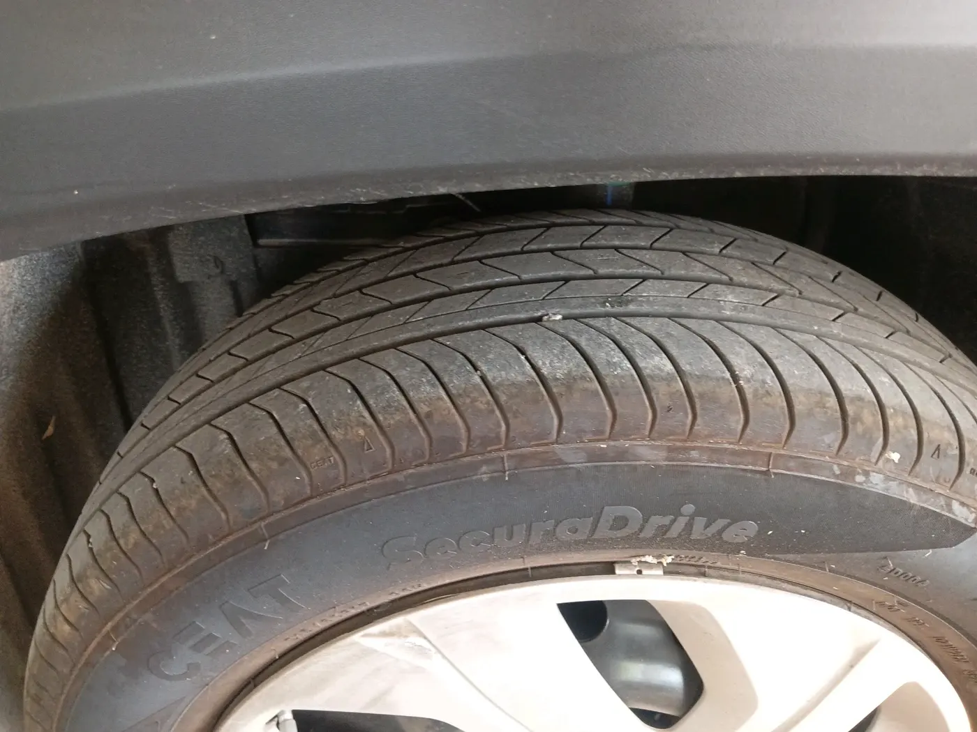 2025 Maruti Victoris Vxi 1.5 MT, Petrol, Manual, 5,939 km, tyre