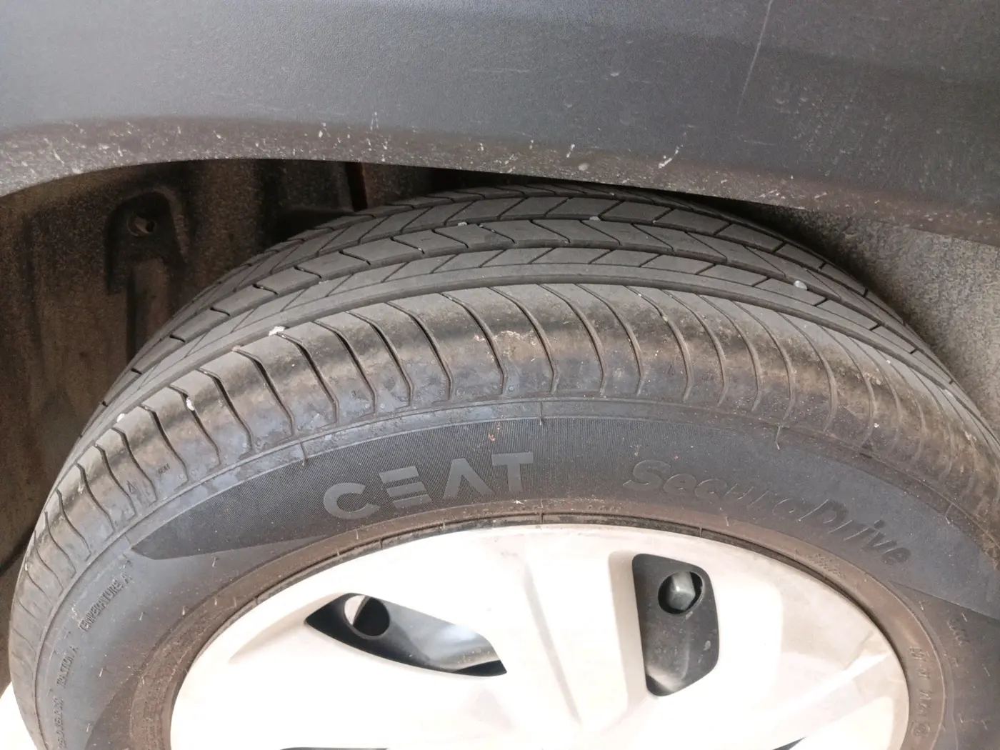 2025 Maruti Victoris Vxi 1.5 MT, Petrol, Manual, 5,939 km, tyre