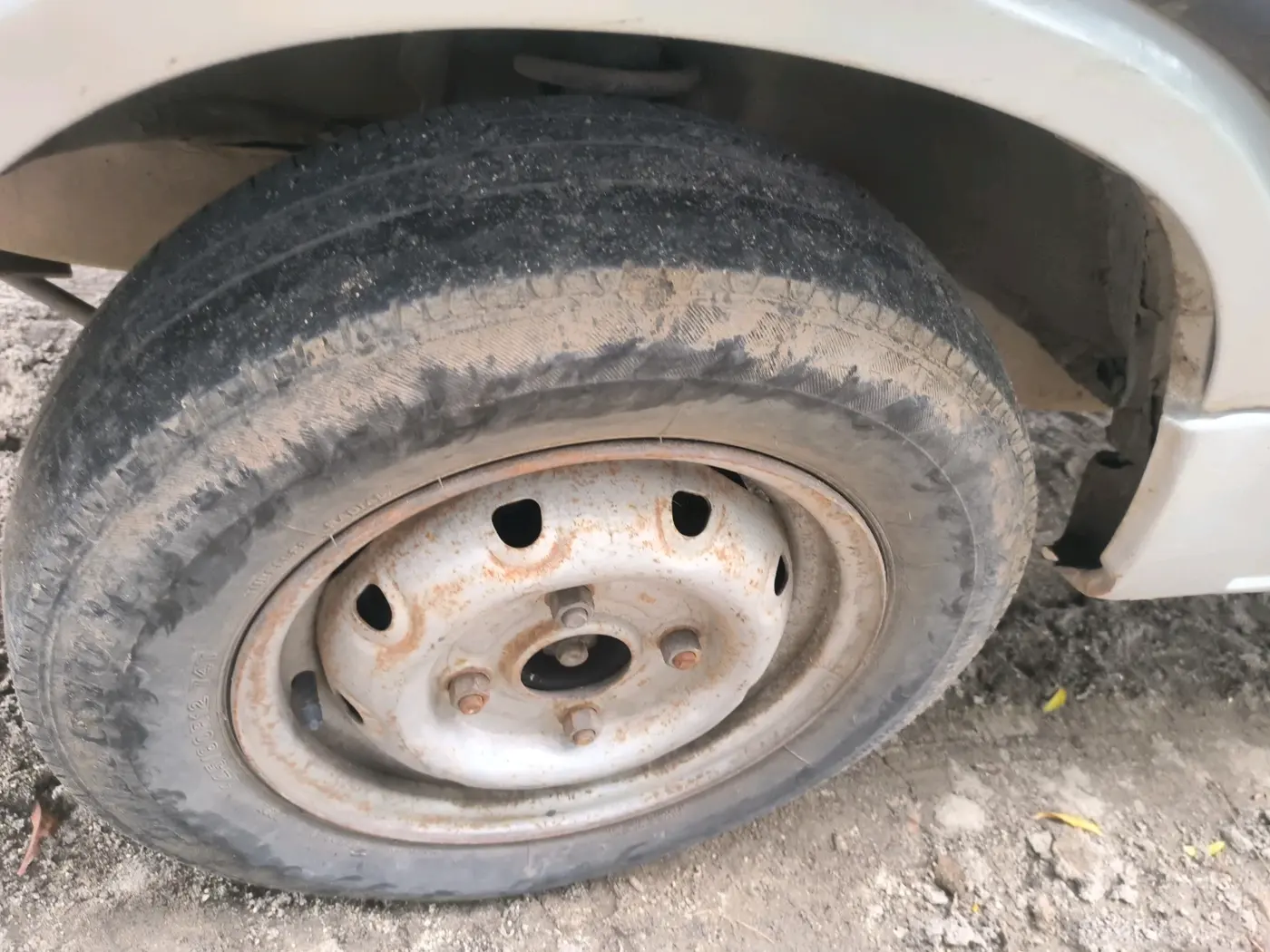 2014 Maruti OMNI E STD, CNG, Manual, 3,46,642 km, tyre