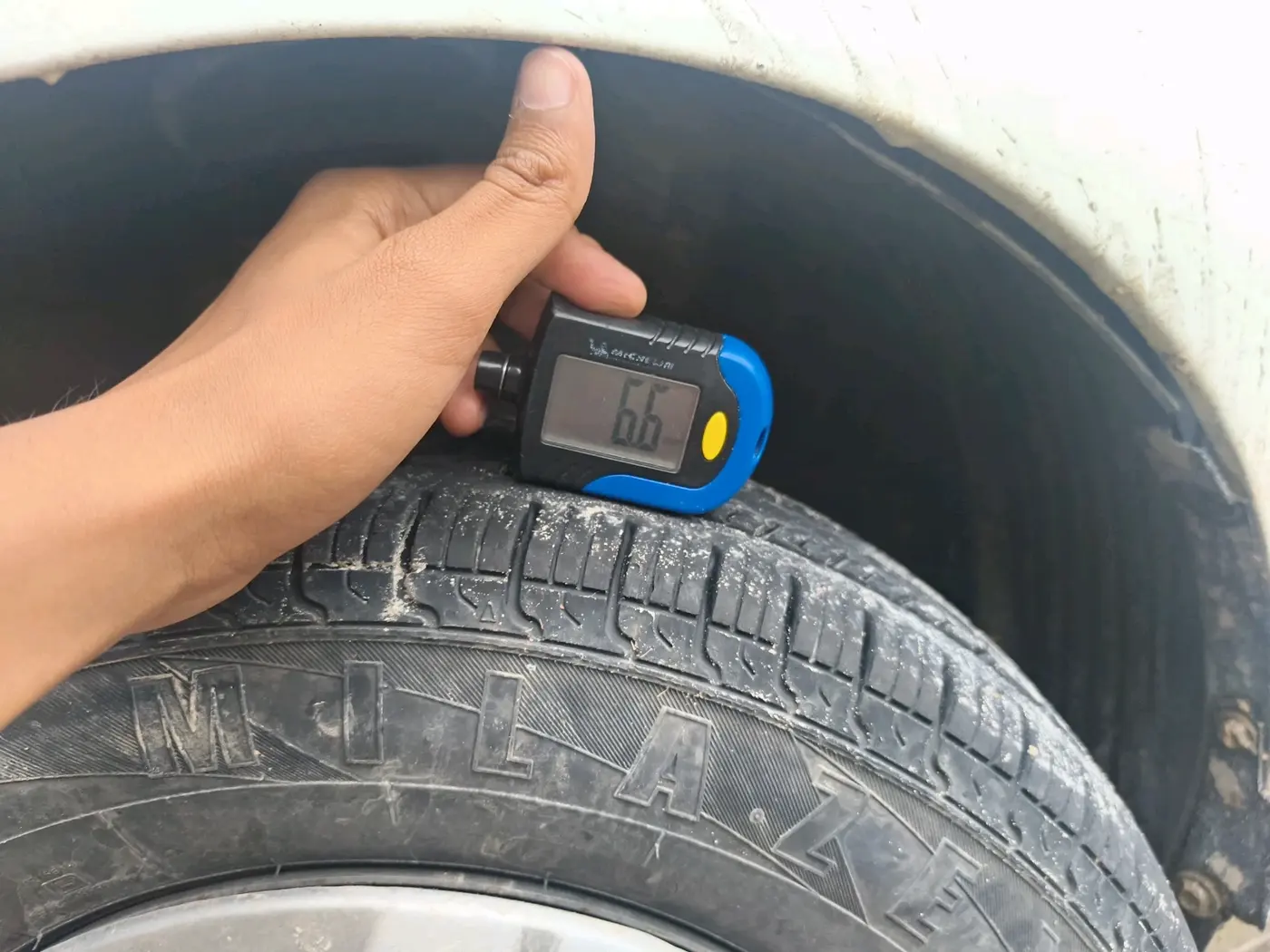 2013 Hyundai Eon D-LITE, CNG, Manual, 1,00,000 km, tyre