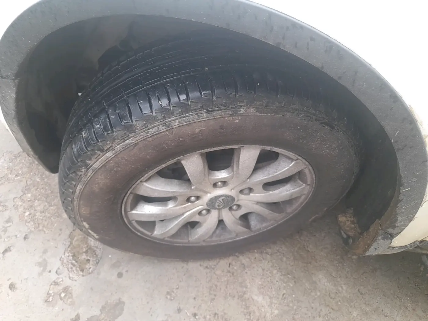 2017 Mahindra XUV500 W6, Diesel, Manual, 2,10,751 km, tyre
