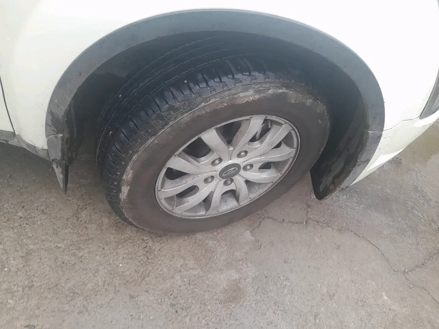 2017 Mahindra XUV500 W6, Diesel, Manual, 2,10,751 km, tyre