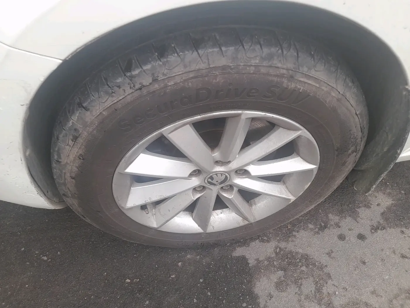 2014 Skoda Superb ELEGANCE 2.0 TDI CR AT, Diesel, Automatic, 1,48,745 km, tyre