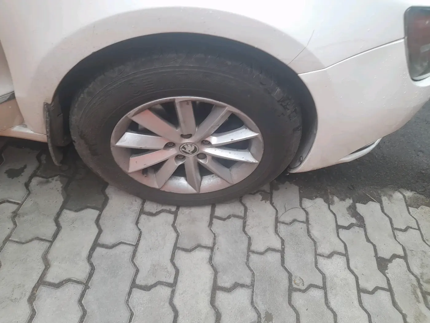 2014 Skoda Superb ELEGANCE 2.0 TDI CR AT, Diesel, Automatic, 1,48,745 km, tyre