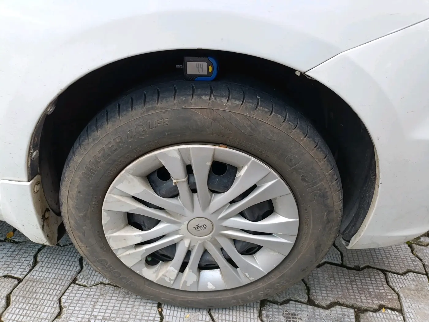 2013 Maruti Ertiga VXI, Petrol, Manual, 97,872 km, tyre