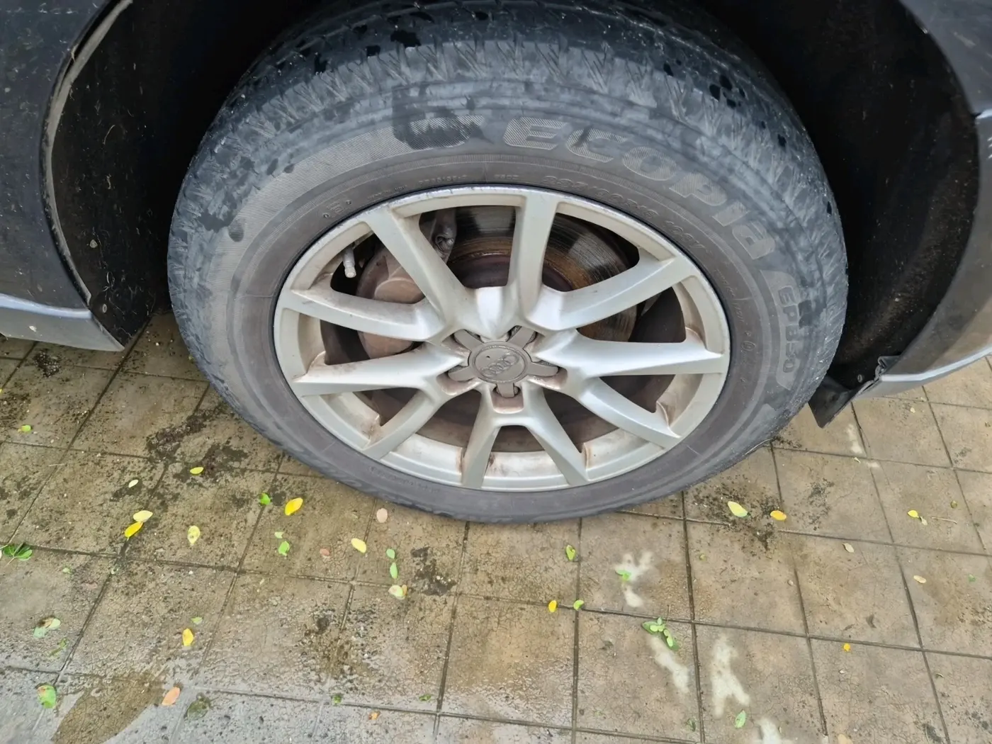 2012 Audi Q5 2.0 TDI QUATTRO, Diesel, Automatic, 1,20,699 km, tyre