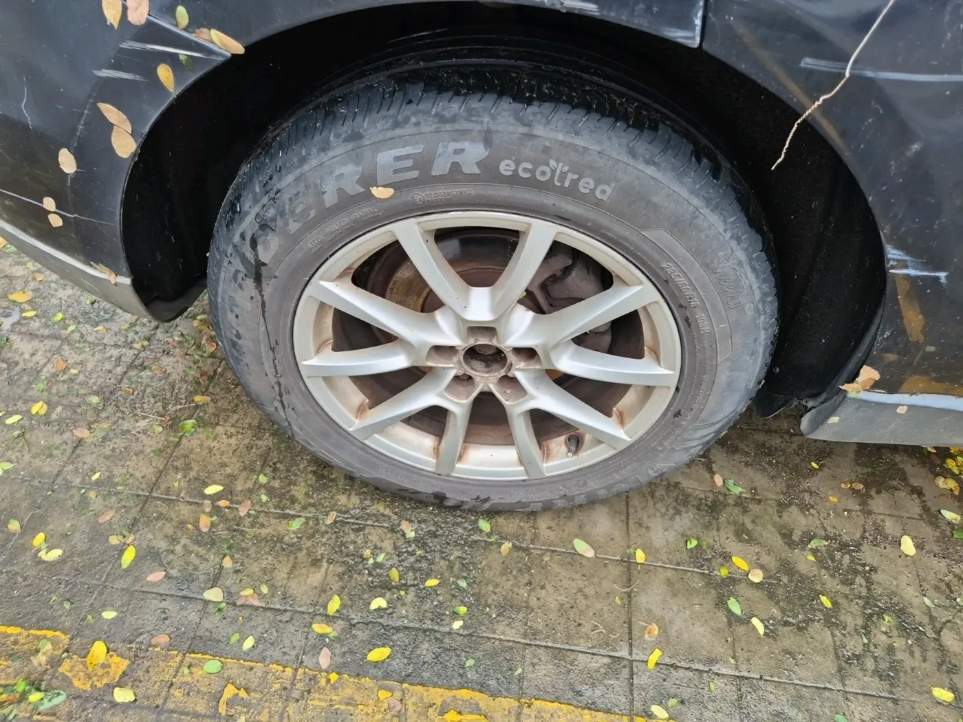 2012 Audi Q5 2.0 TDI QUATTRO, Diesel, Automatic, 1,20,699 km, tyre