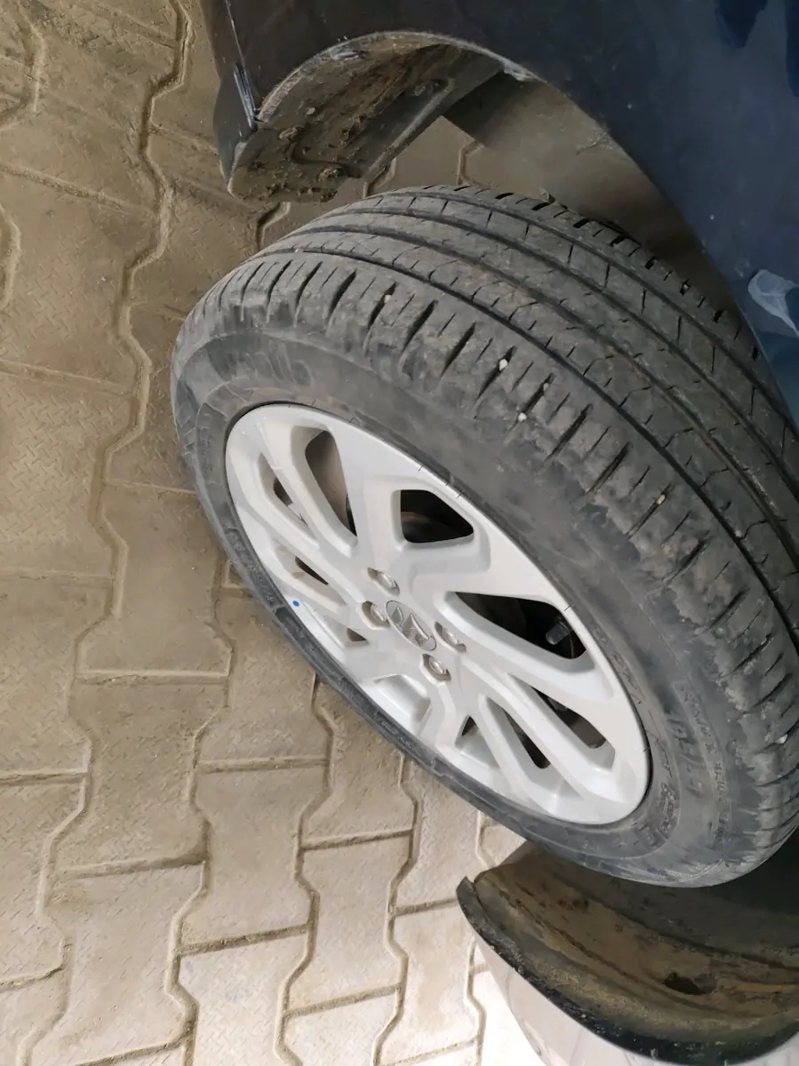 2023 Maruti Baleno ZETA PETROL 1.2, CNG, Manual, 30,695 km, tyre