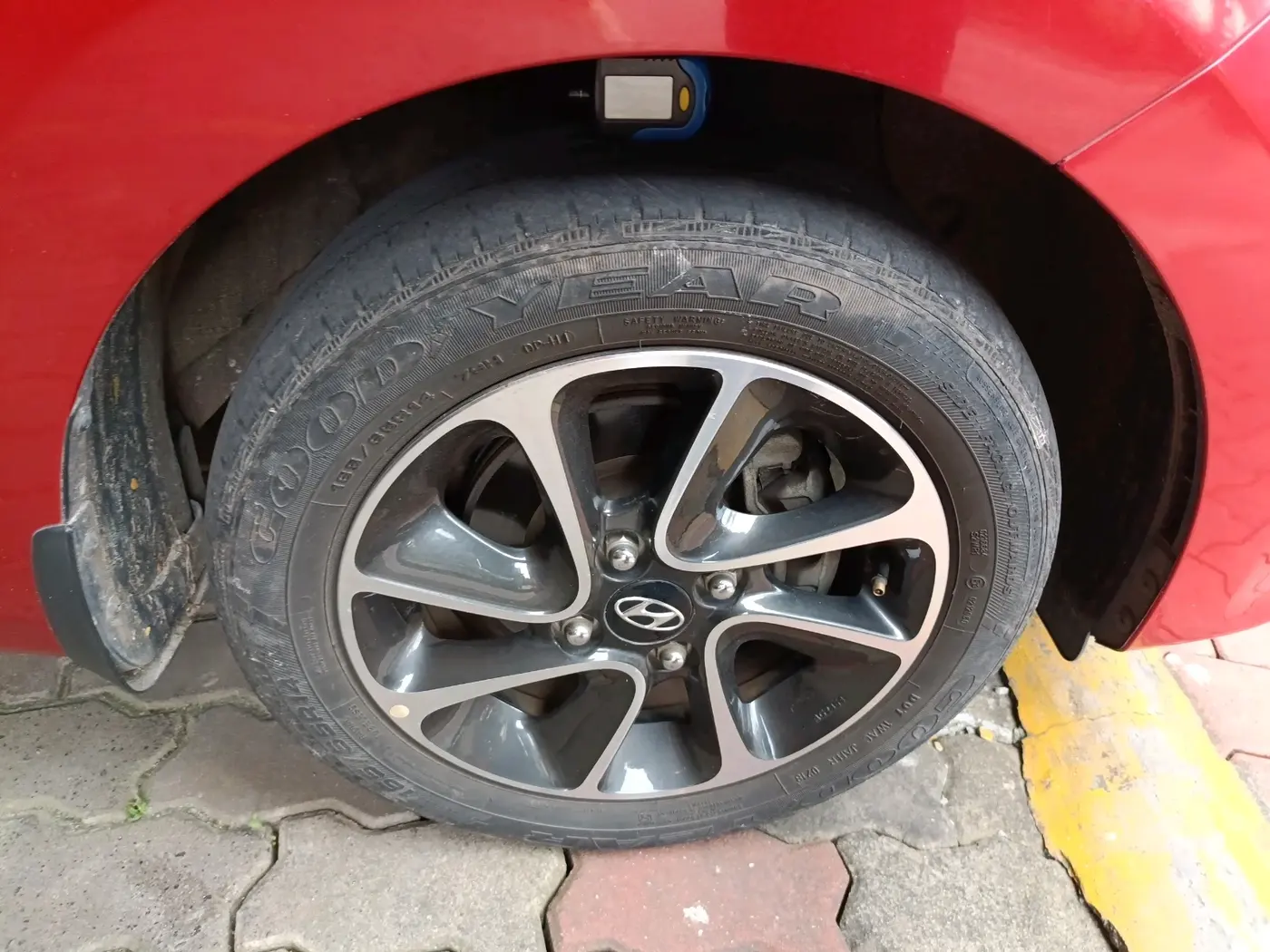 2018 Hyundai Grand i10 SPORTZ AT 1.2 KAPPA VTVT, Petrol, Automatic, 17,895 km, tyre