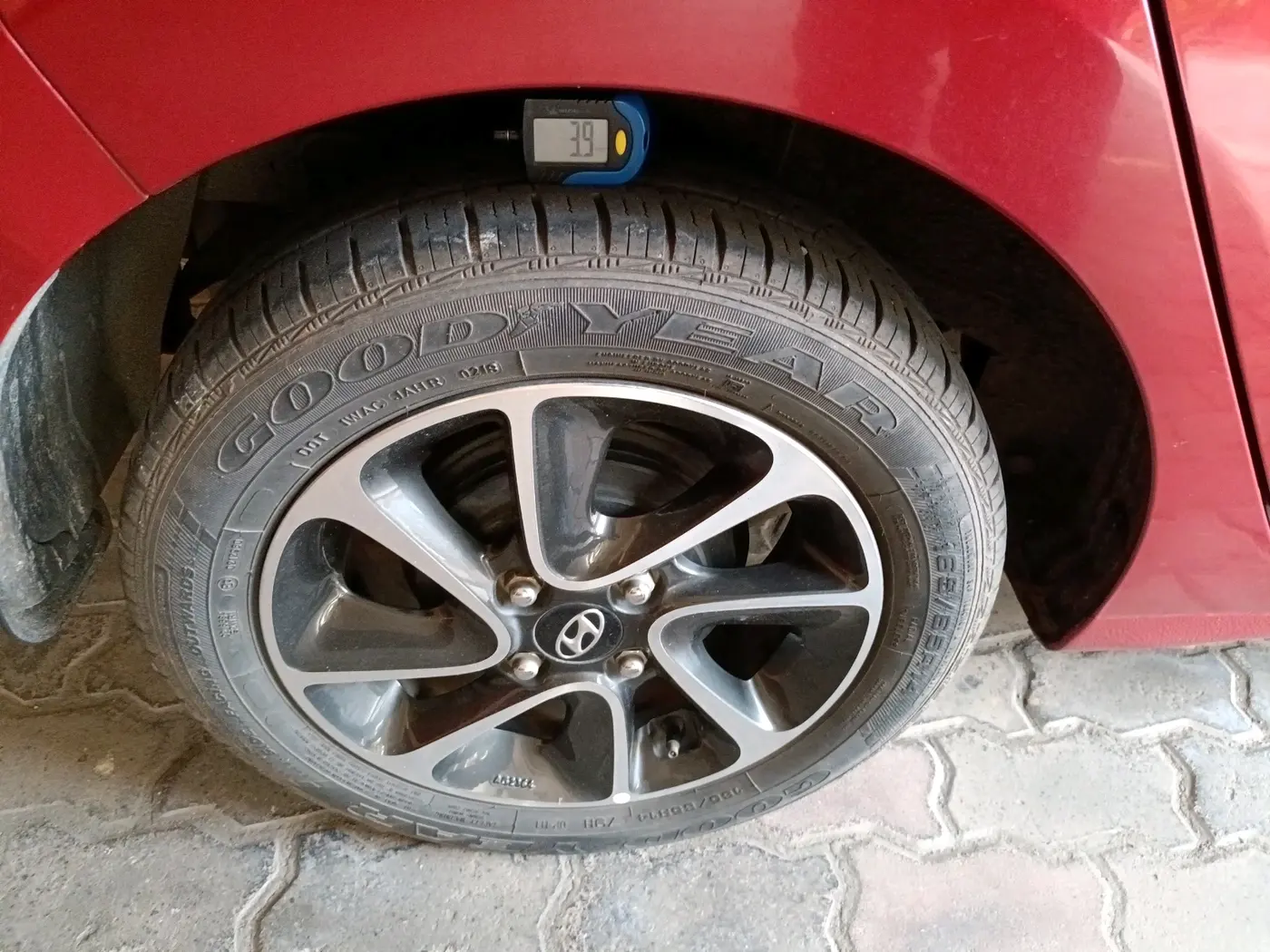 2018 Hyundai Grand i10 SPORTZ AT 1.2 KAPPA VTVT, Petrol, Automatic, 17,895 km, tyre