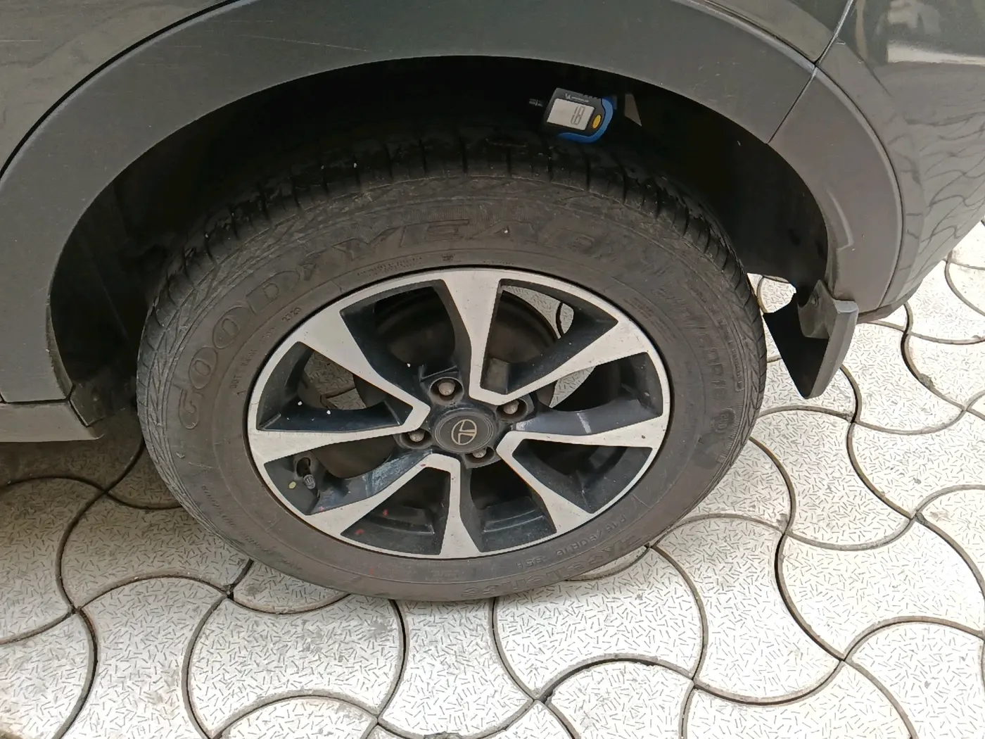 2020 Tata NEXON XZA PLUS (O) PETROL DUAL TONE, Petrol, Automatic, 80,020 km, tyre