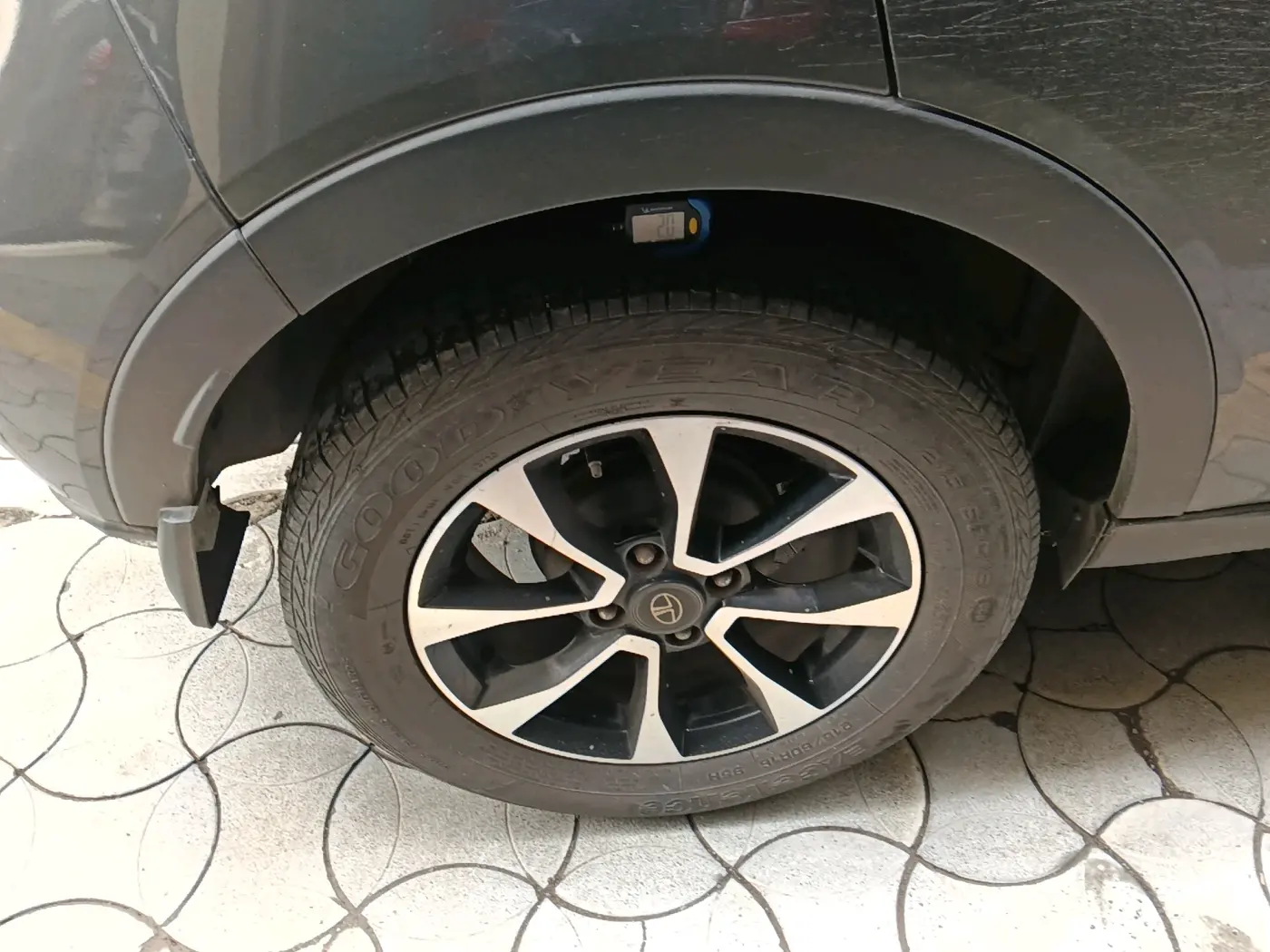 2020 Tata NEXON XZA PLUS (O) PETROL DUAL TONE, Petrol, Automatic, 80,020 km, tyre