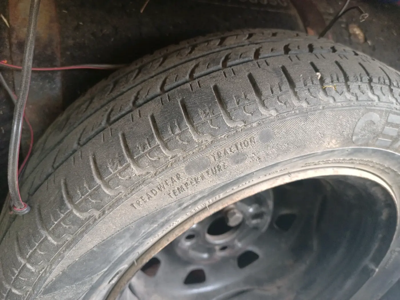2015 Hyundai Eon ERA +, CNG, Manual, 1,17,073 km, tyre