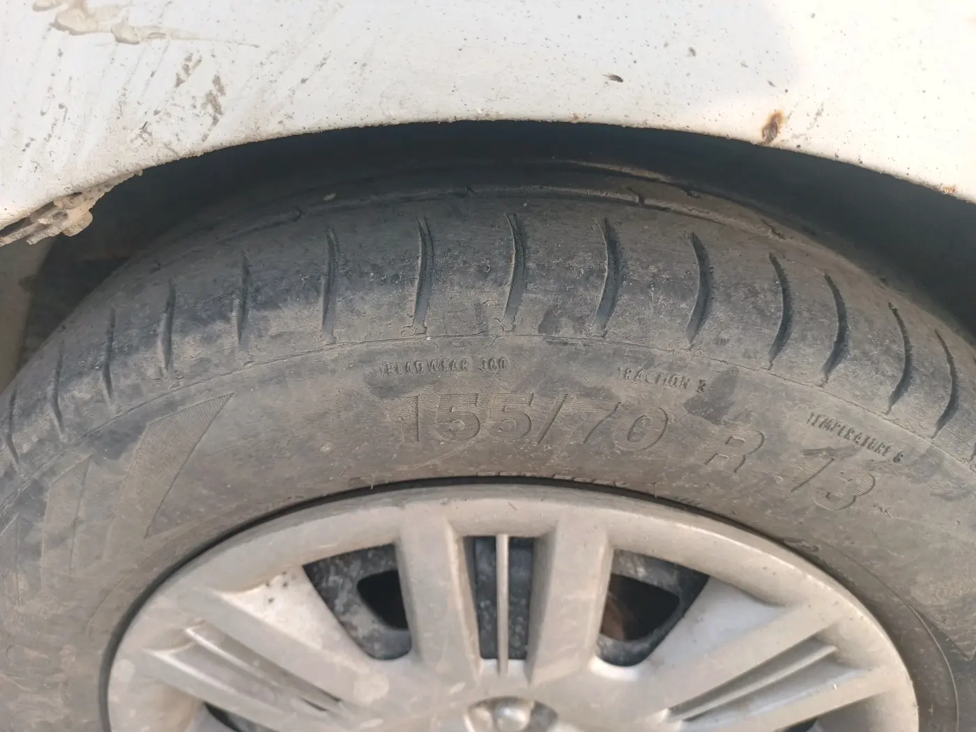2015 Hyundai Eon ERA +, CNG, Manual, 1,17,073 km, tyre