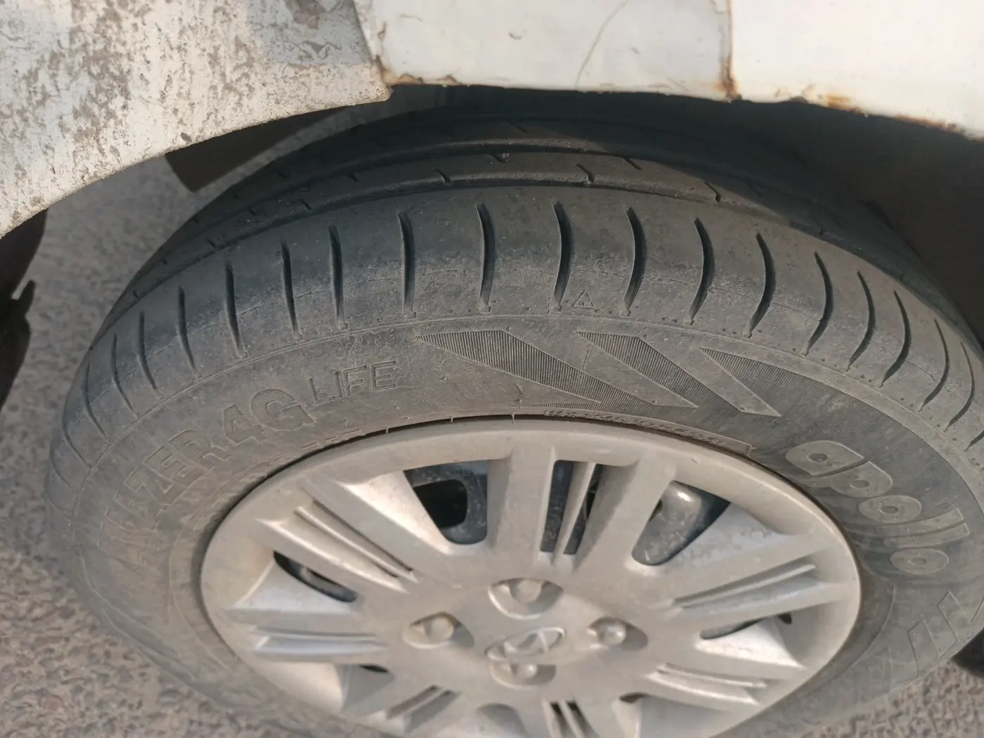 2015 Hyundai Eon ERA +, CNG, Manual, 1,17,073 km, tyre