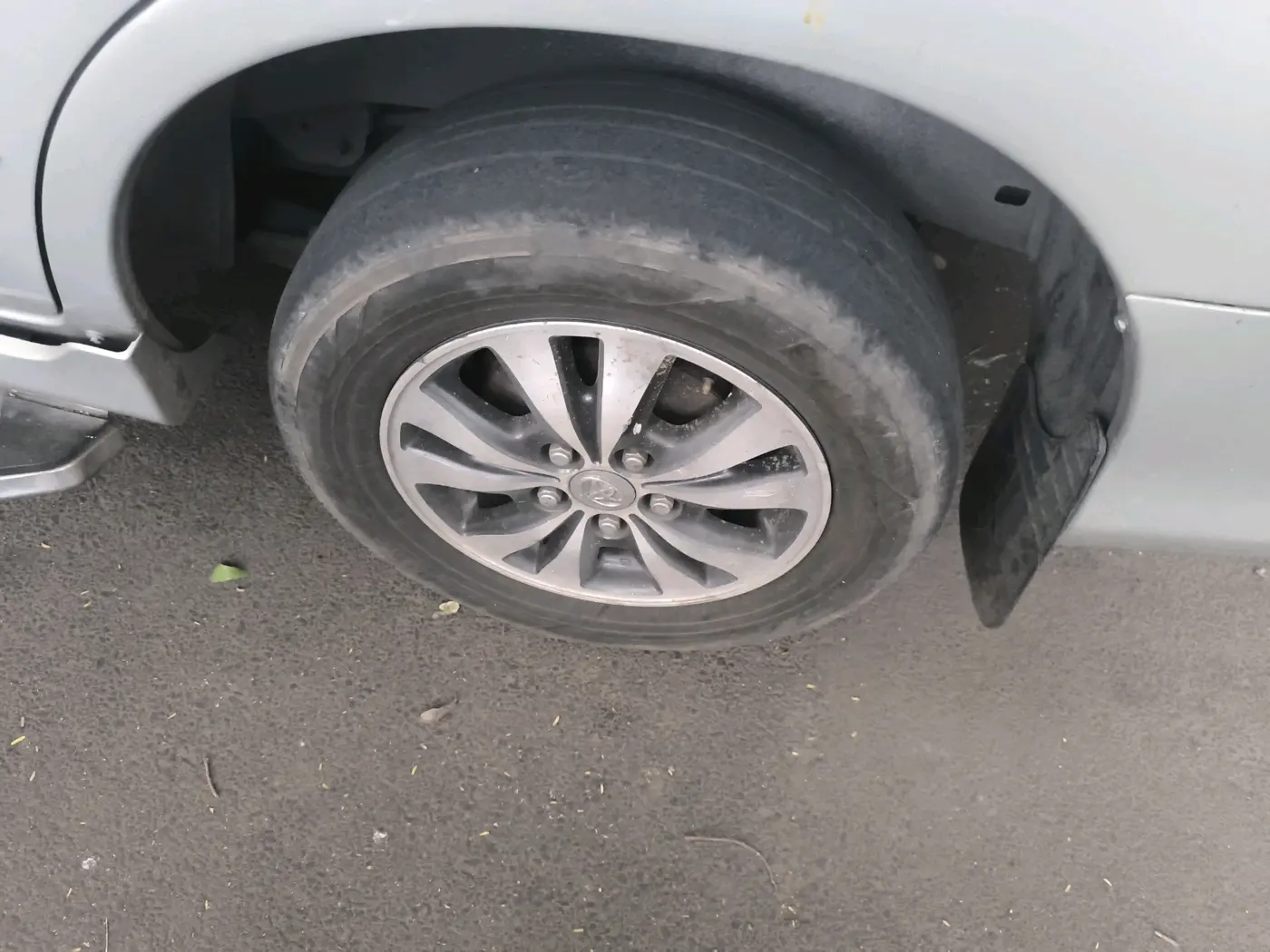 2015 Toyota Innova 2.5 VX 8 STR, Diesel, Manual, 1,68,693 km, tyre