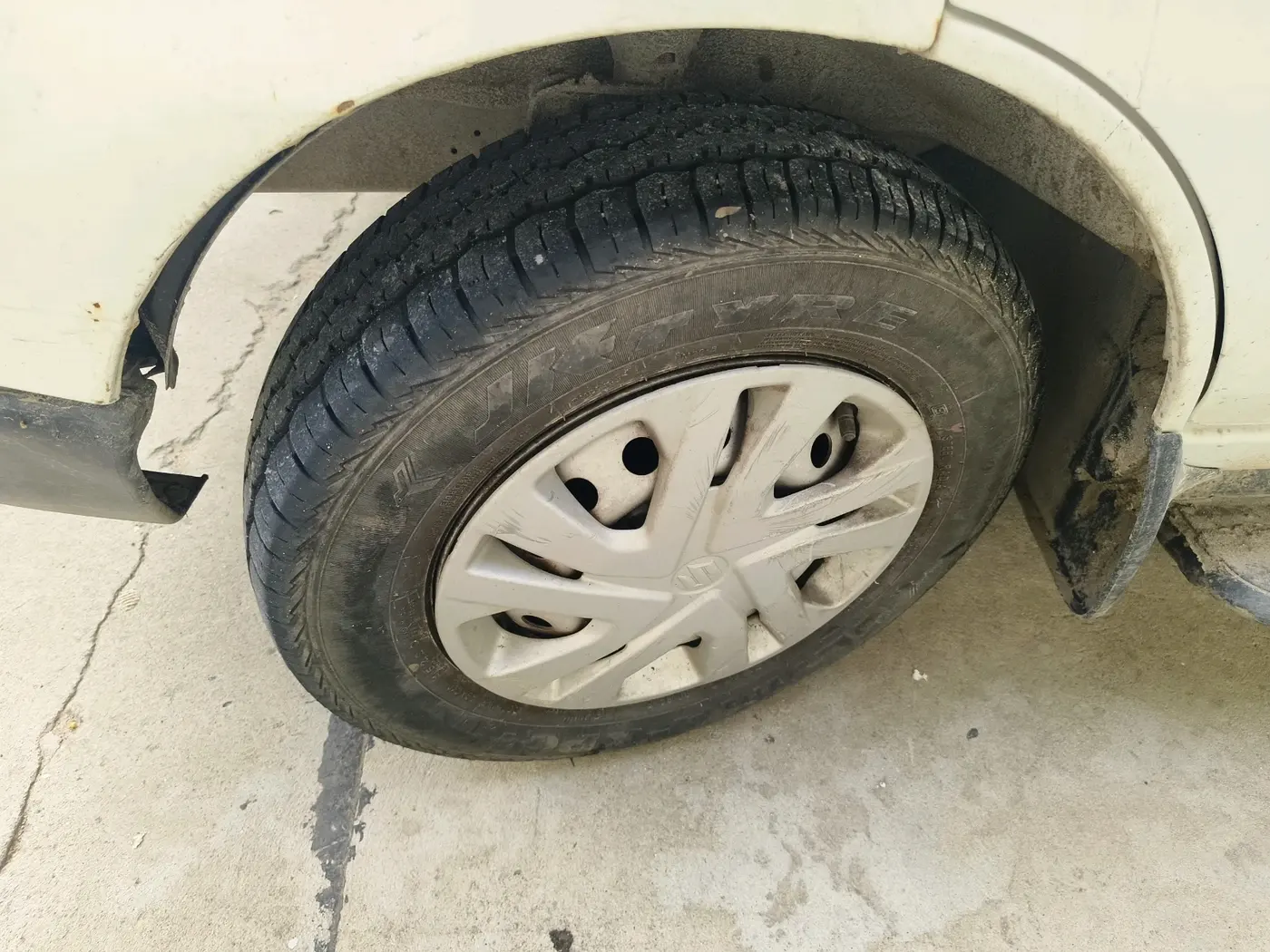 2022 Maruti Eeco 5 STR AC, Petrol, Manual, 46,335 km, tyre